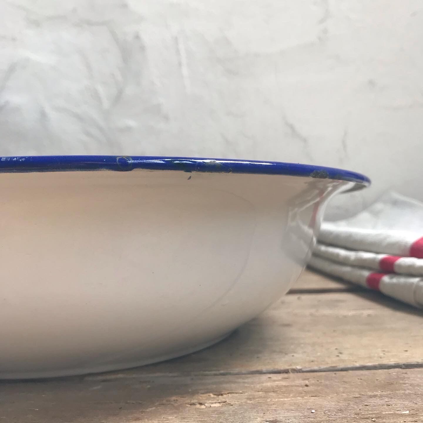 Enamelled sheet metal basin