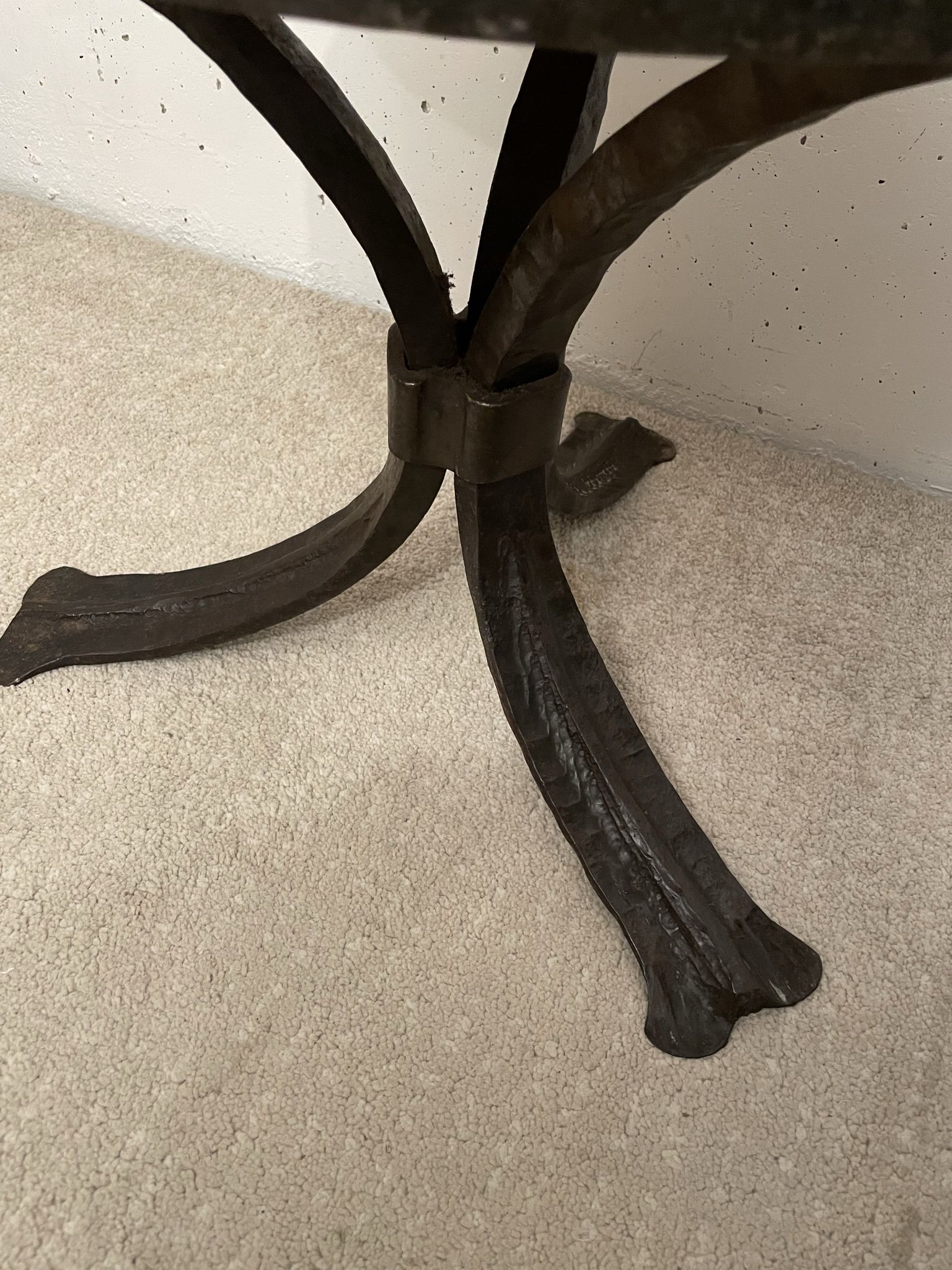 Paire de tables d’appoint brutalistes, acier et céramique, 1970