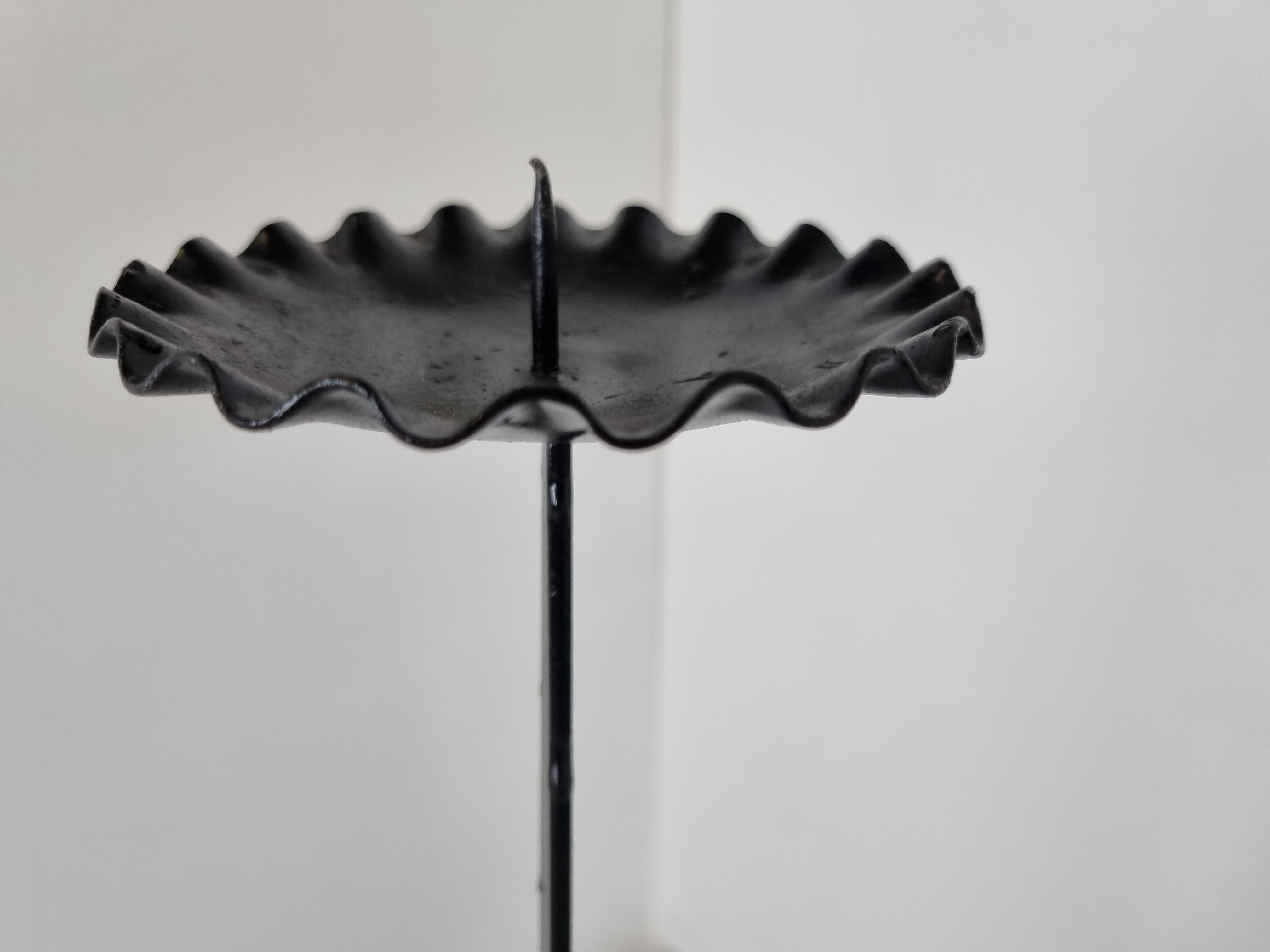 Chandelier brutaliste au sol années 1970