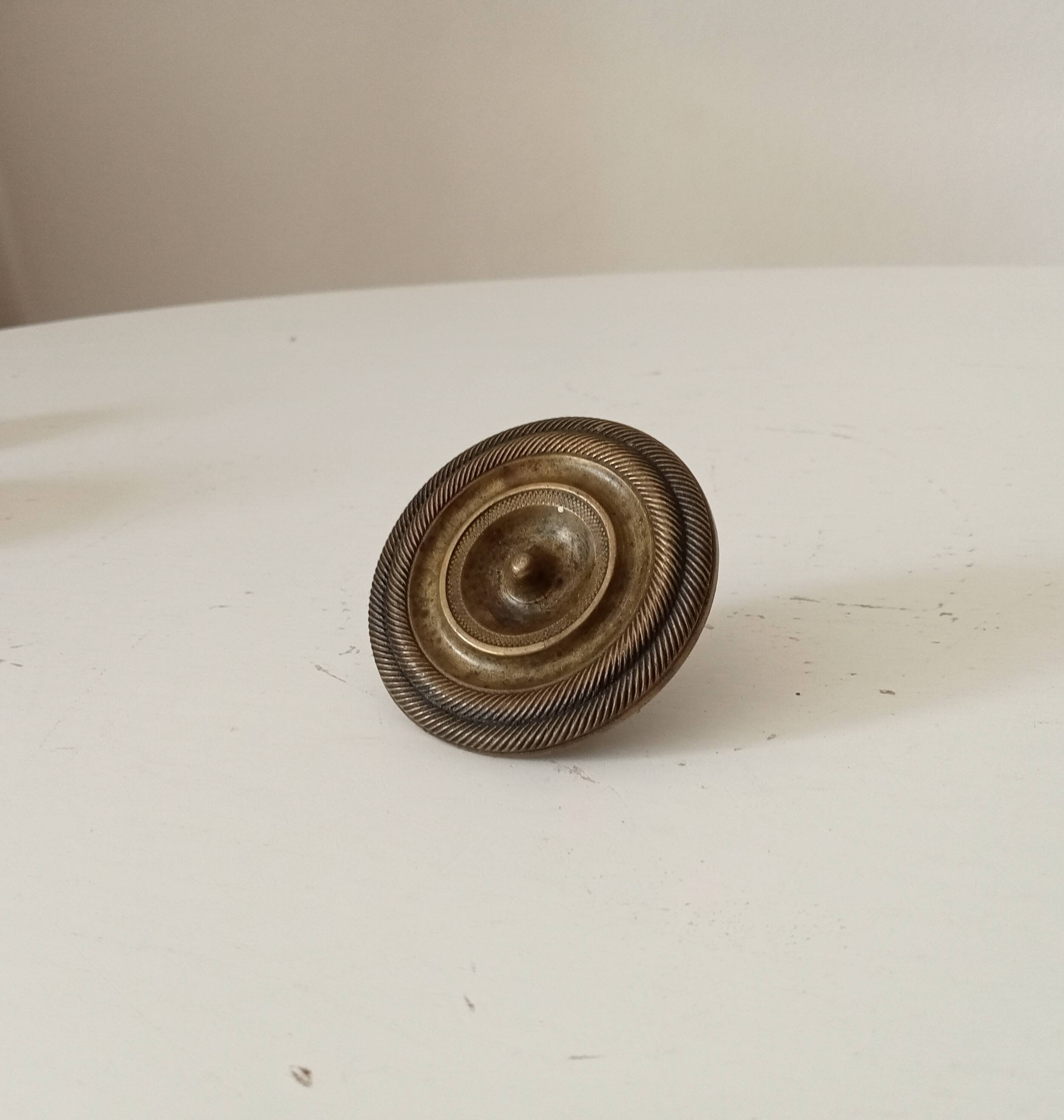 Empire-style furniture handle from the 19th century in solid bronze.