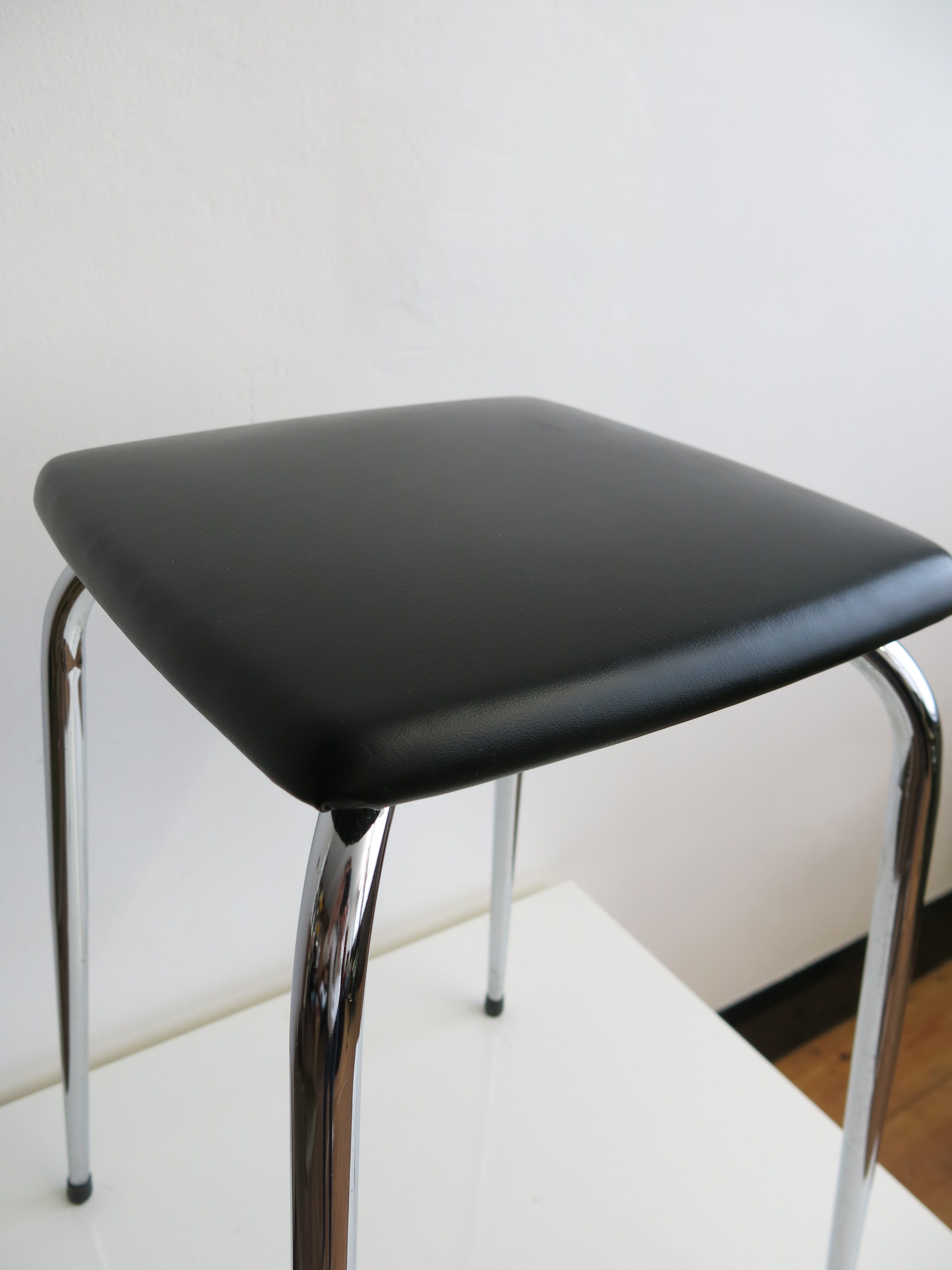 Vintage stool in chrome metal and black skai