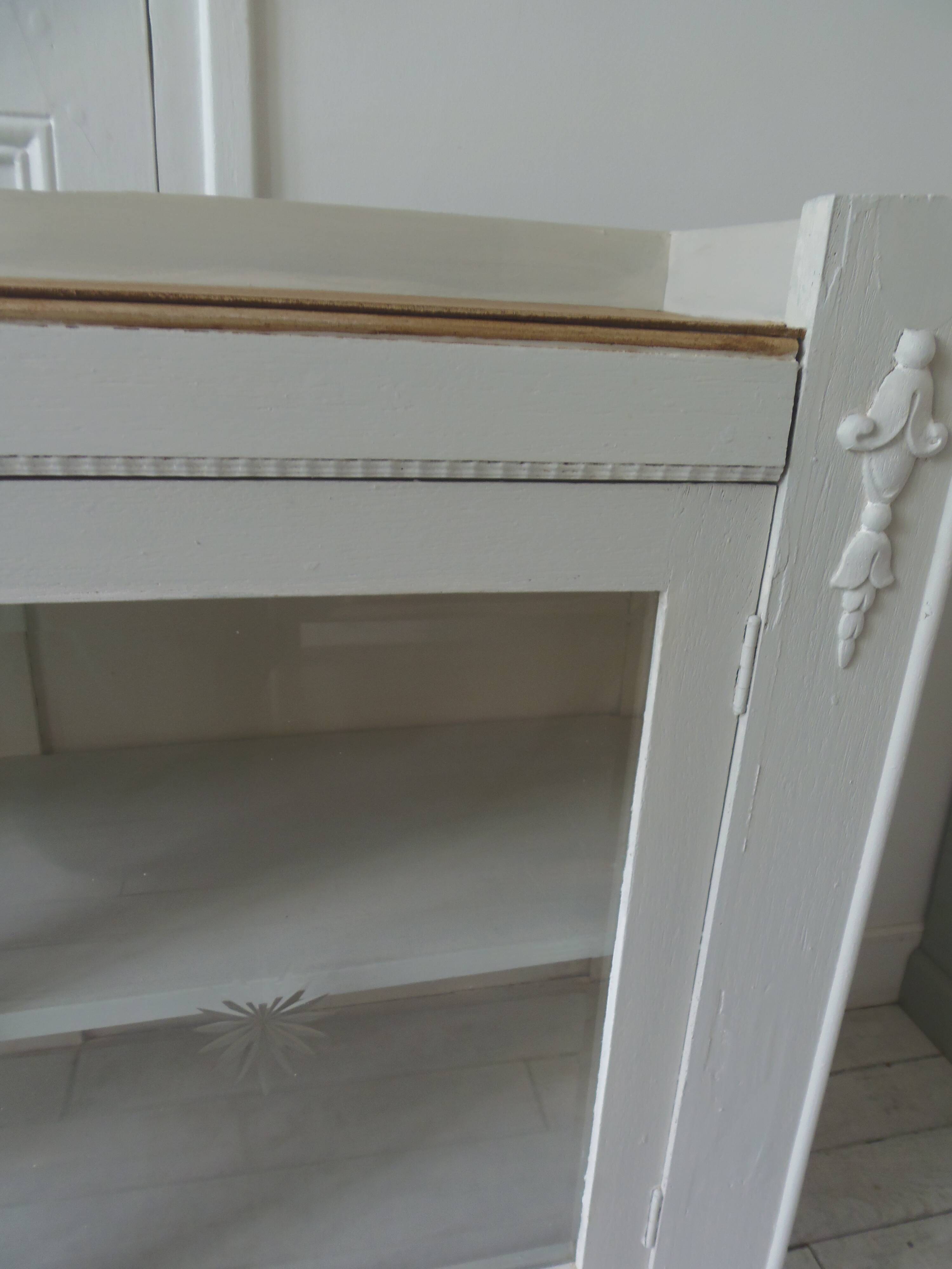 Vitrine, console vintage réenchantée en gris perle, plateau bois.