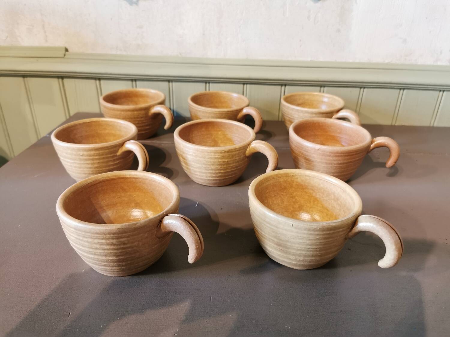 Suite de 8 grandes tasses vintage en grès