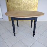 Oval table in solid oak