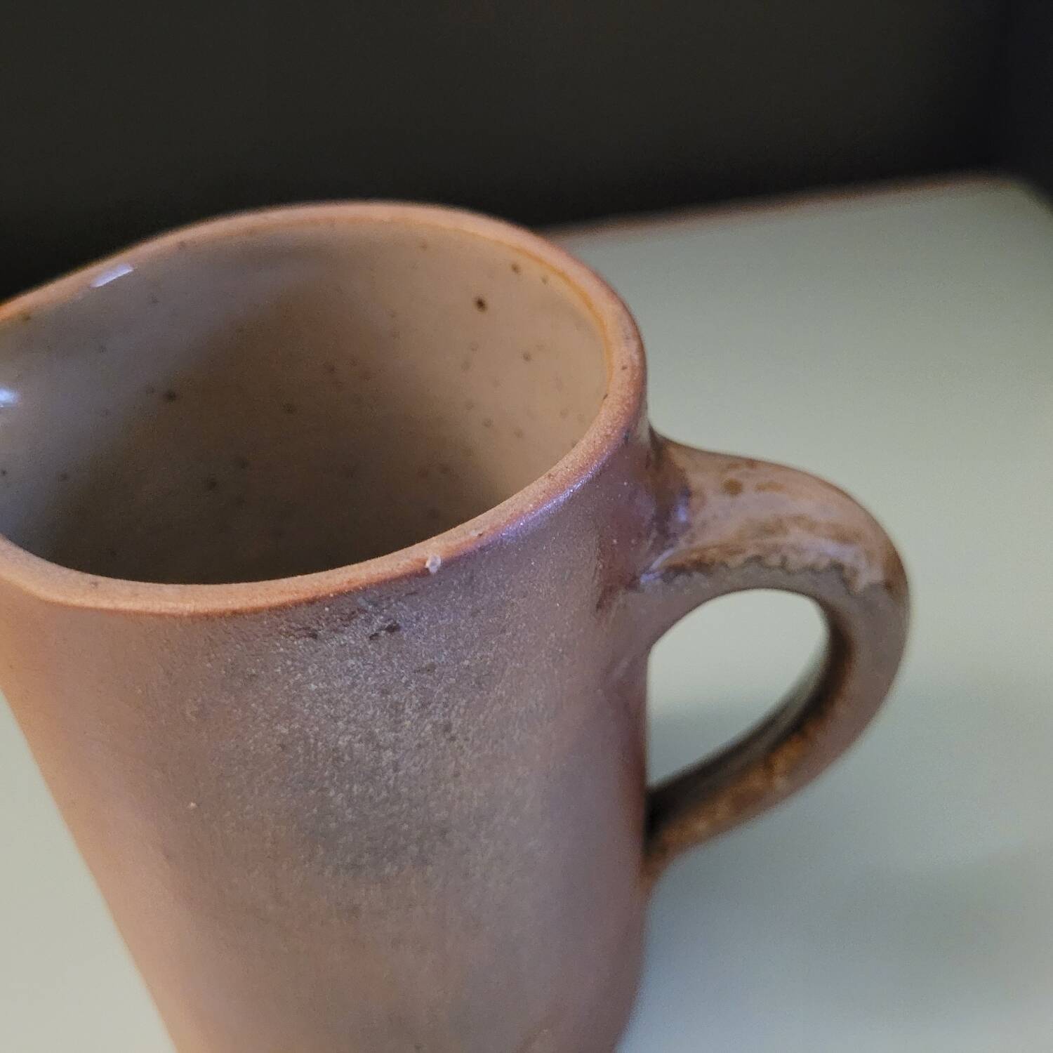 Pichet en grès artisanal – émaillage brun rosé – France, années 1970