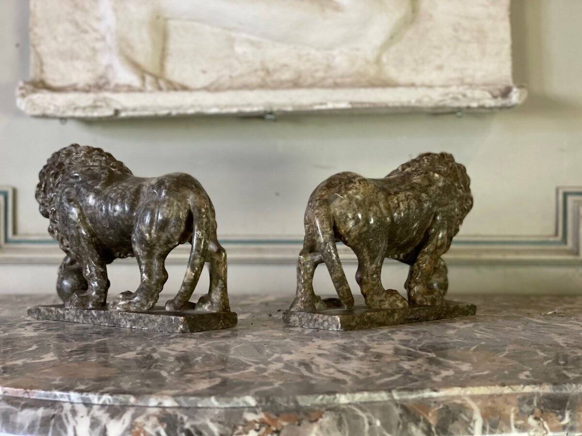 Pair of Medici lions in alabaster, Italy 19th century