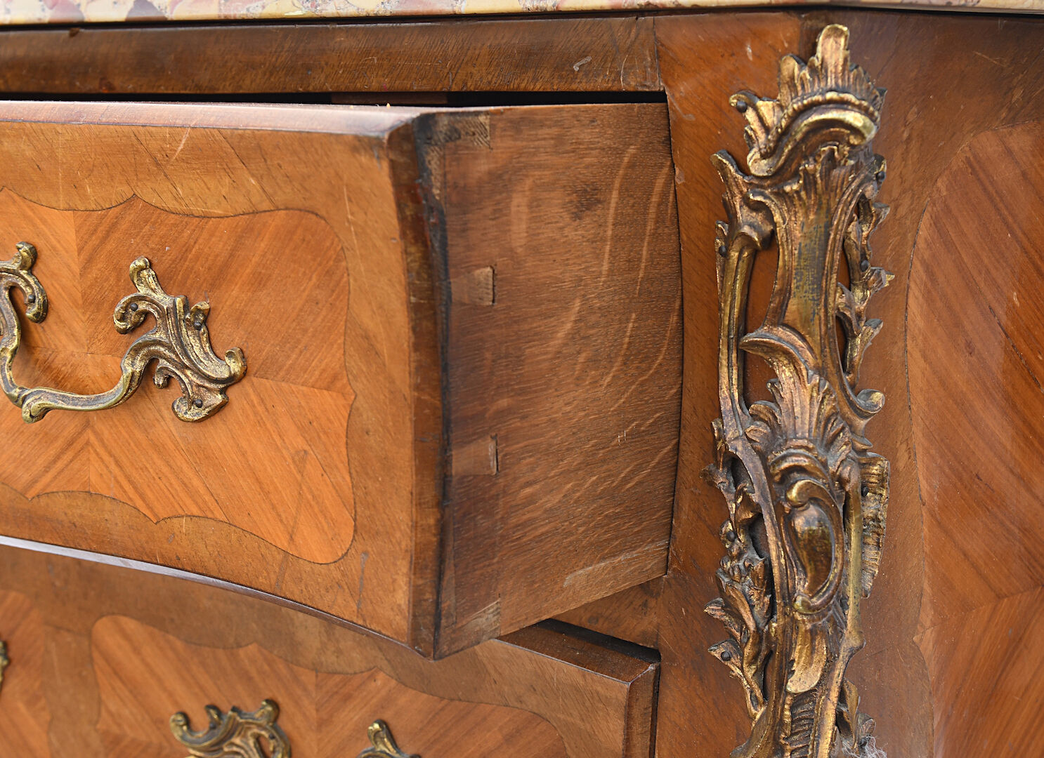 Curved chest of drawers