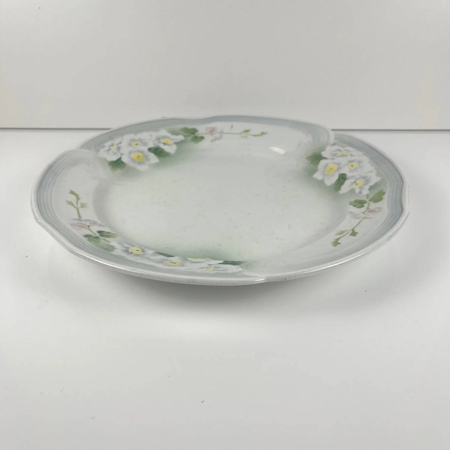 Round plate Art Nouveau KG Lunéville, model "Pommier", 1900-1930