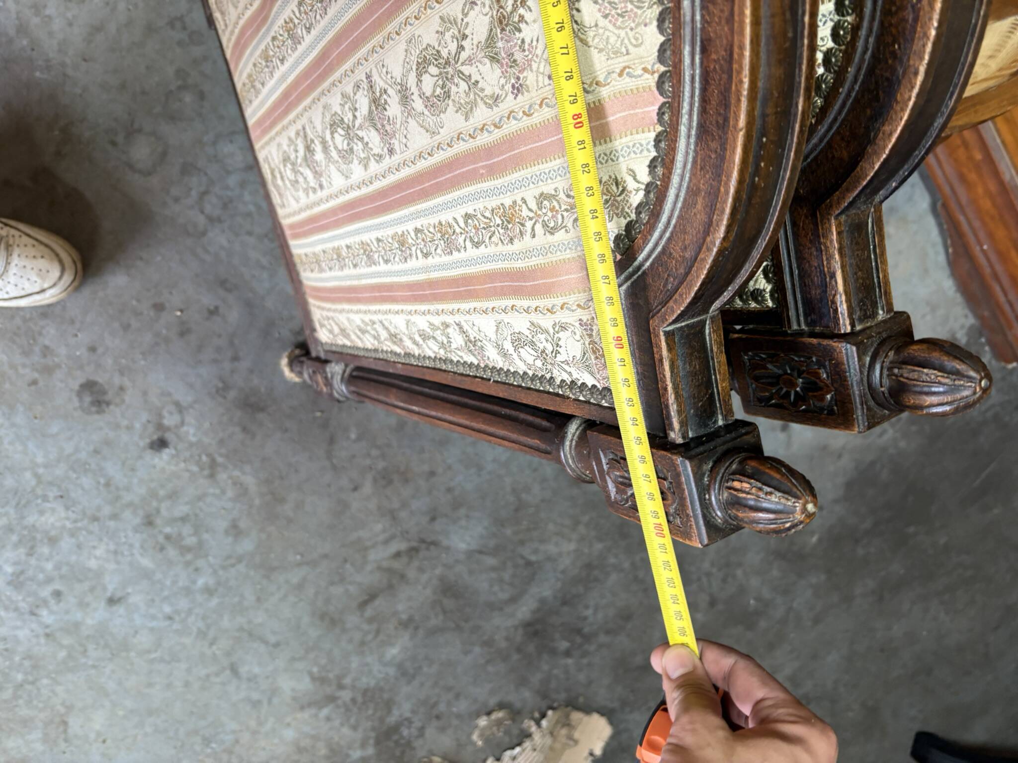 Antique Louis XVI style daybed in carved wood and patterned fabric