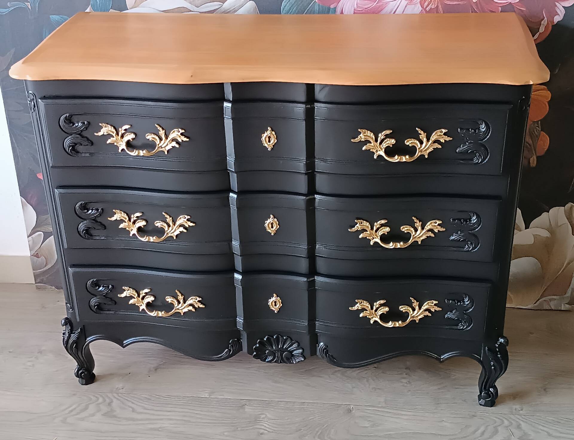 Commode arbalète galbée de style Louis XV