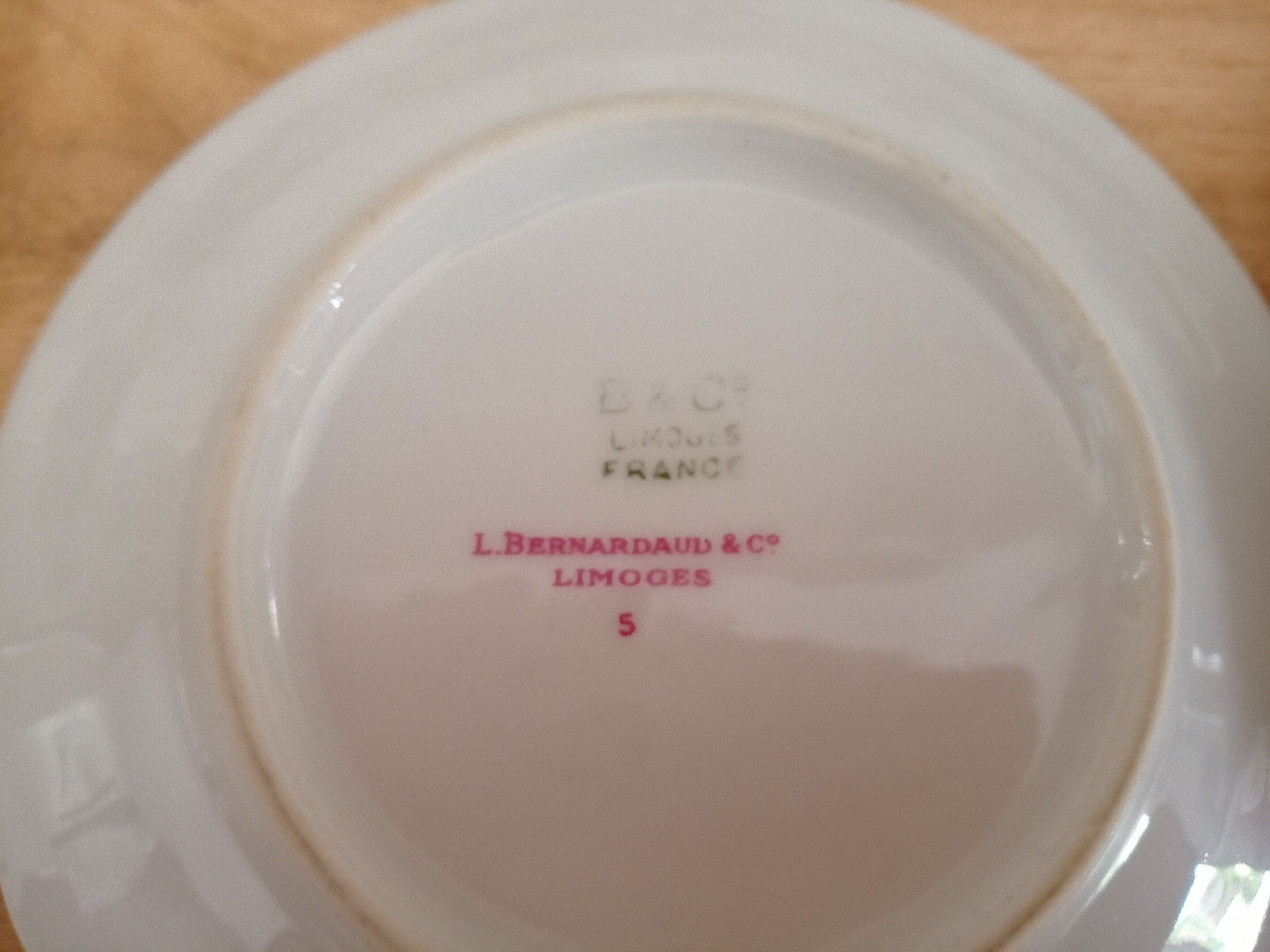 Lot de 6 tasses à café et sous-tasses décor fleuri et liseré doré, porcelaine de Limoges Bernardaud