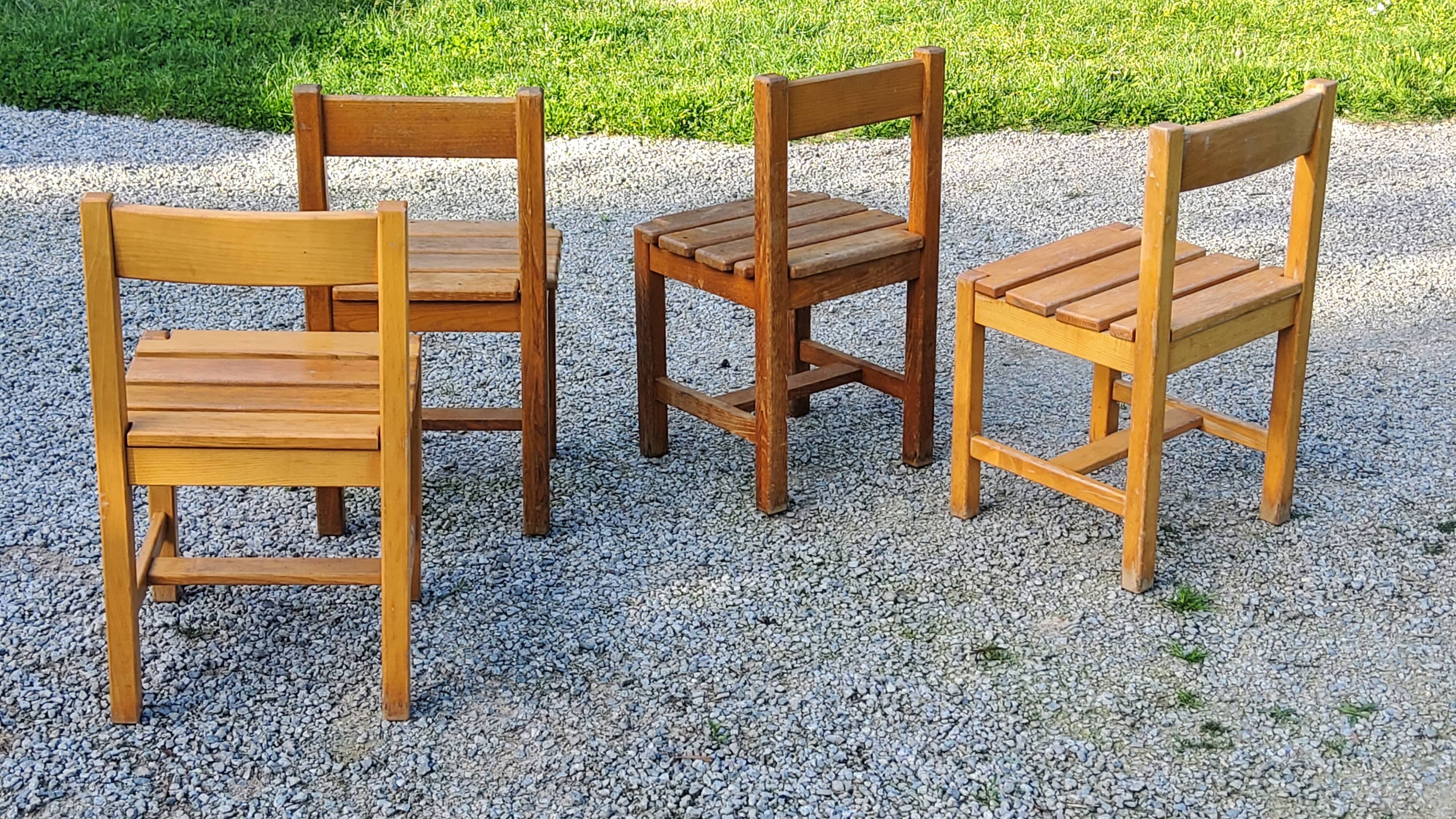 Set de 4 chaises des années 70 brutalistes en chêne