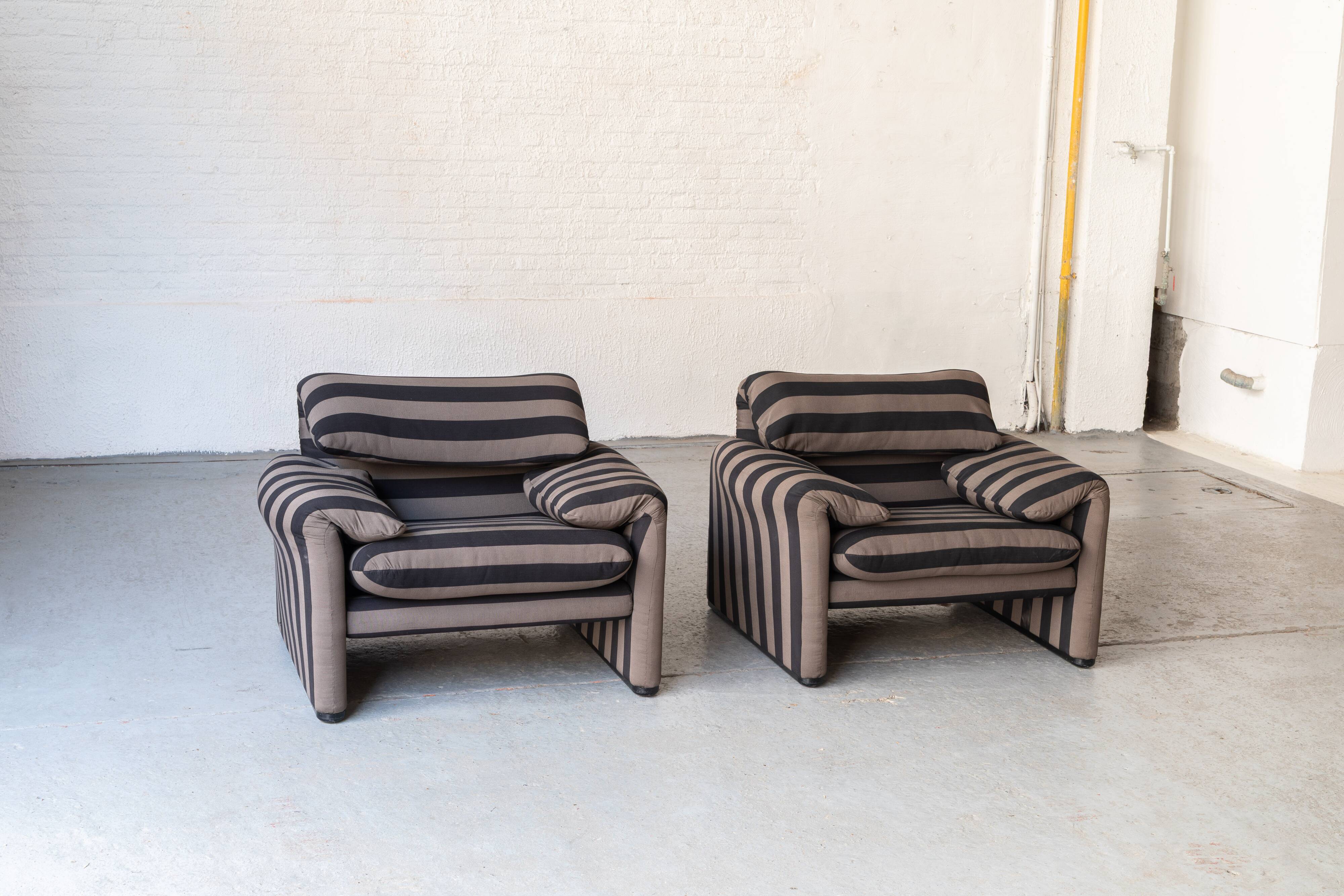 Set of 2 easy chairs 'Maralunga' by Vico Magistretti