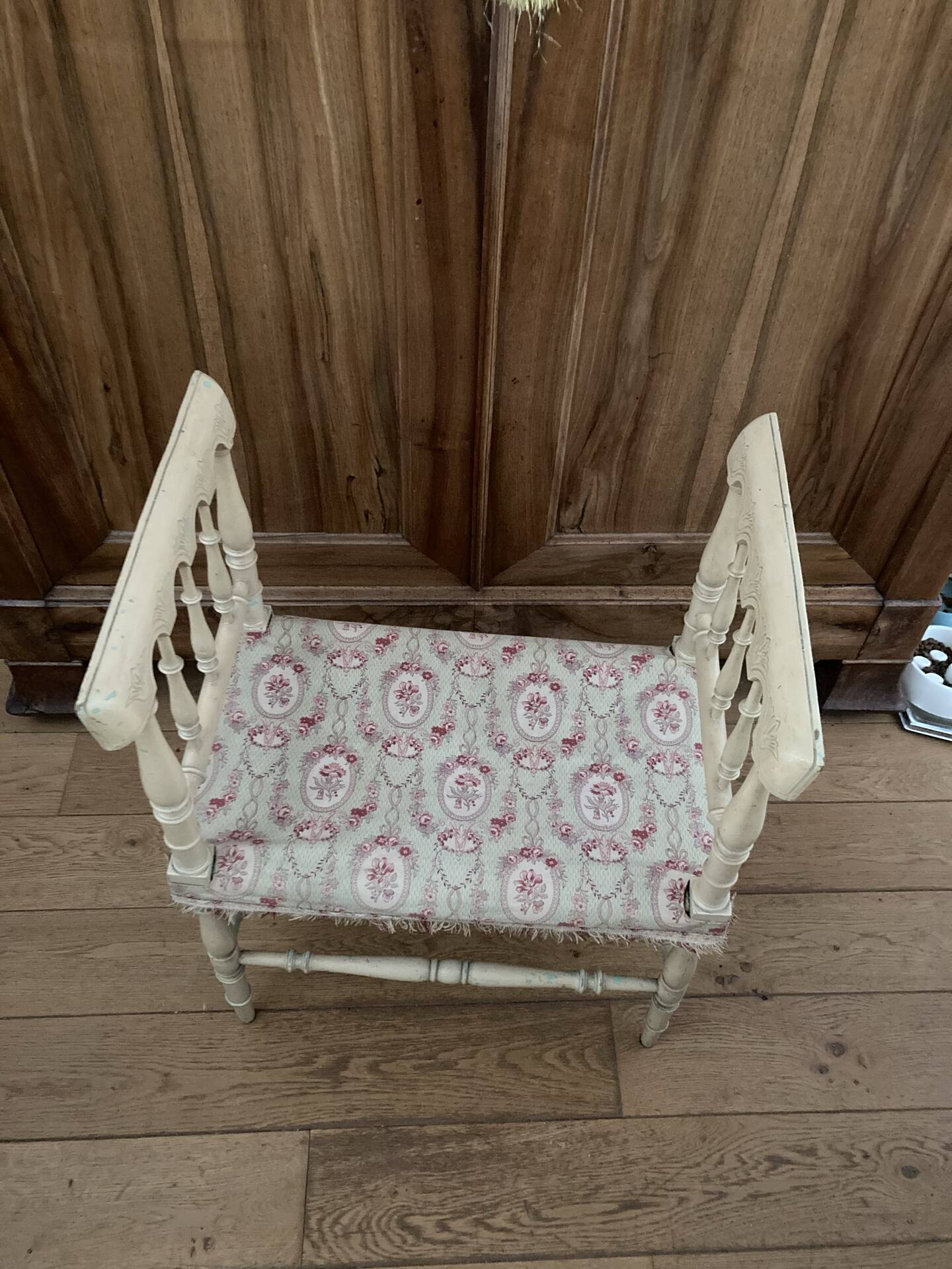 Banquette époque fin XIXe assise en paille colorée structure rechampie