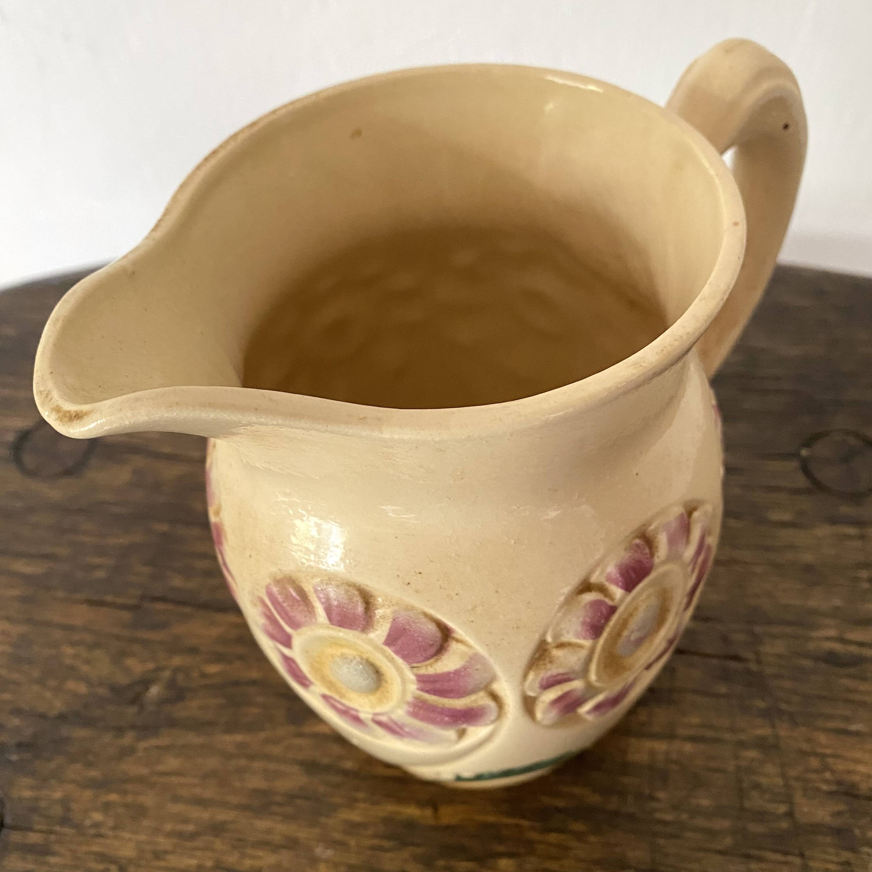 Pichet en barbotine fleurs