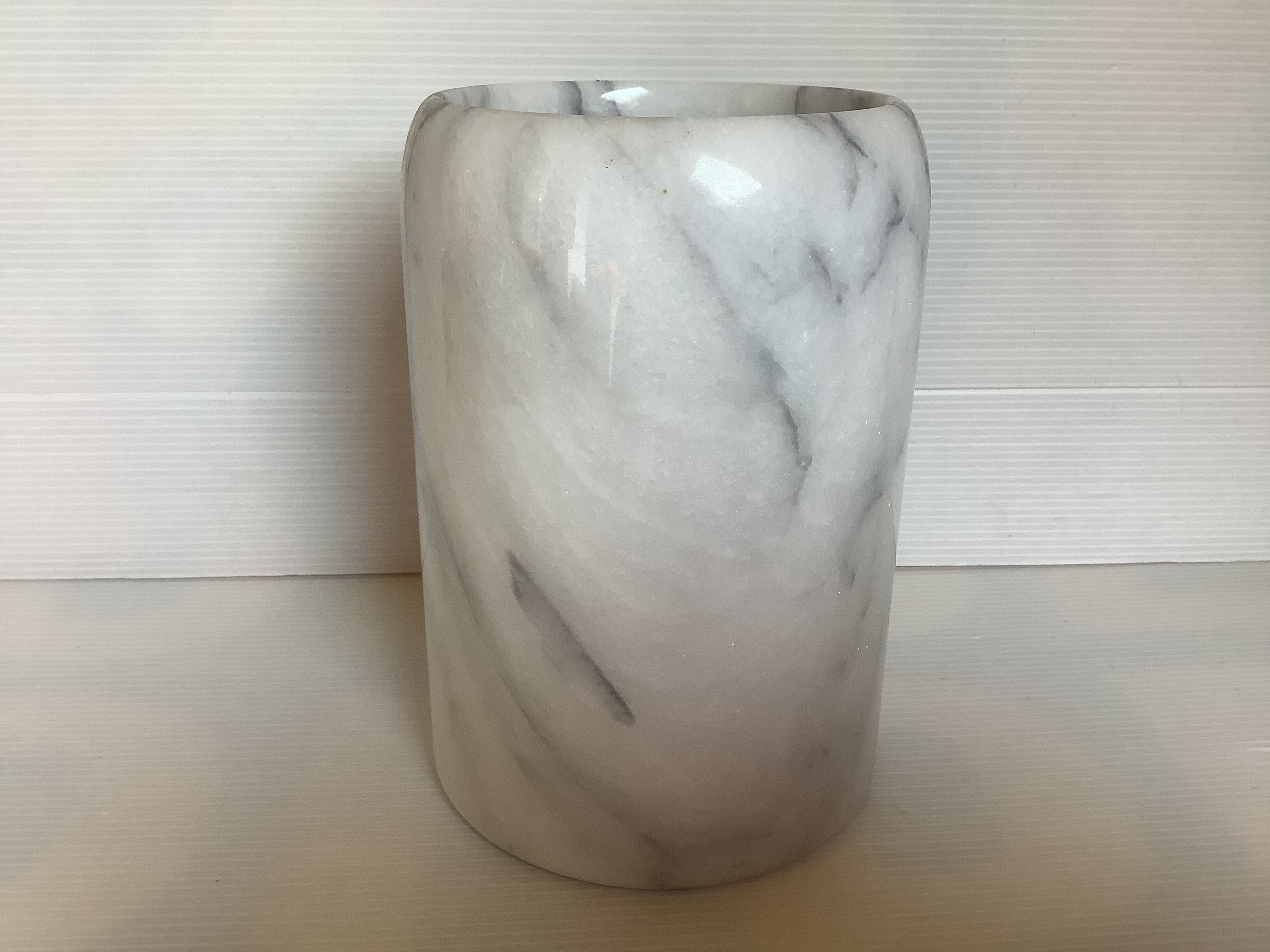 Vase marbre gris