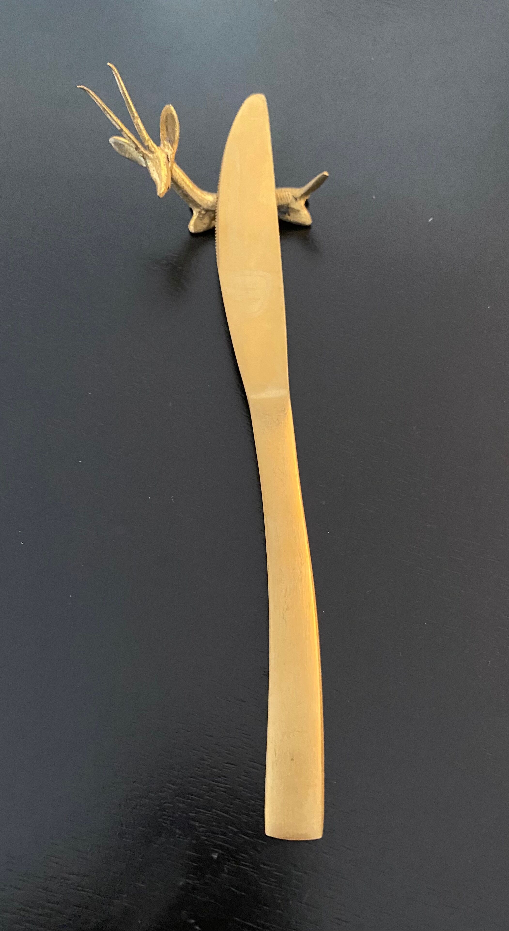 8 porte-couteaux forme antilope et crocodile en laiton