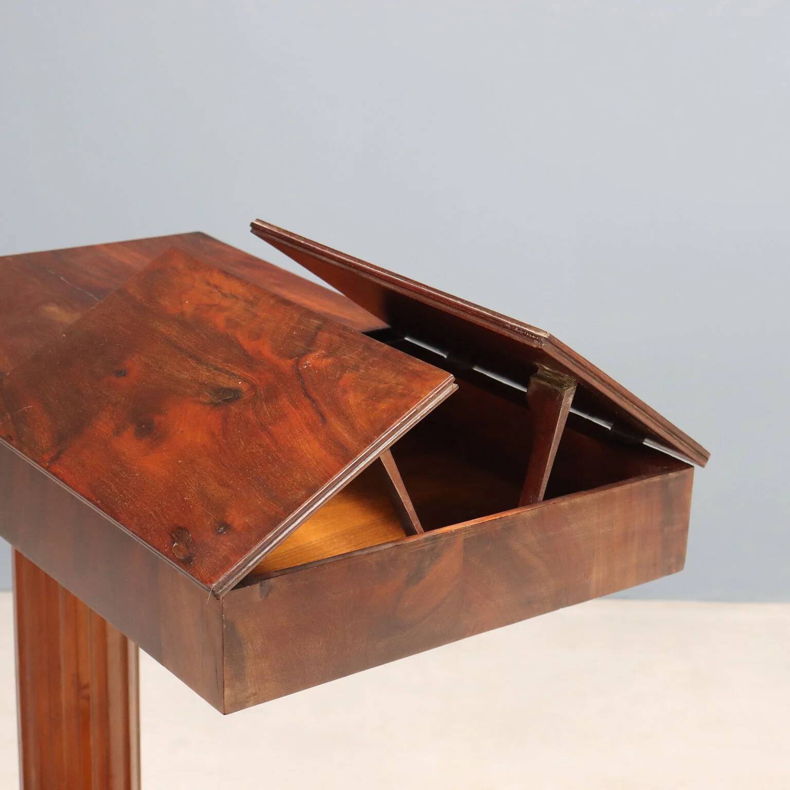 Victorian English mahogany side table, 19th century.