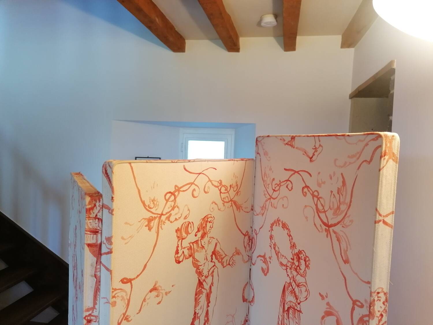 Rare folding screen with notches "Pierre Frey fabric" upholstery finish.