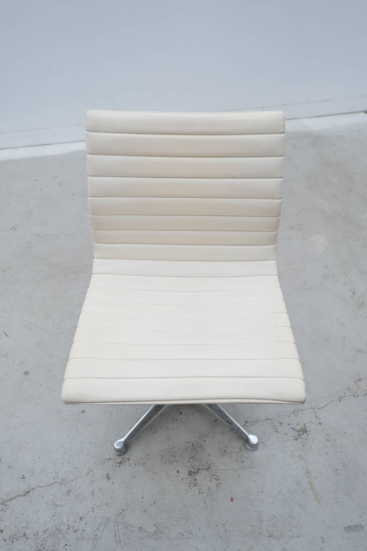 Charles & Ray Eames "EA 105" chairs for Herman Miller in leather, 1970