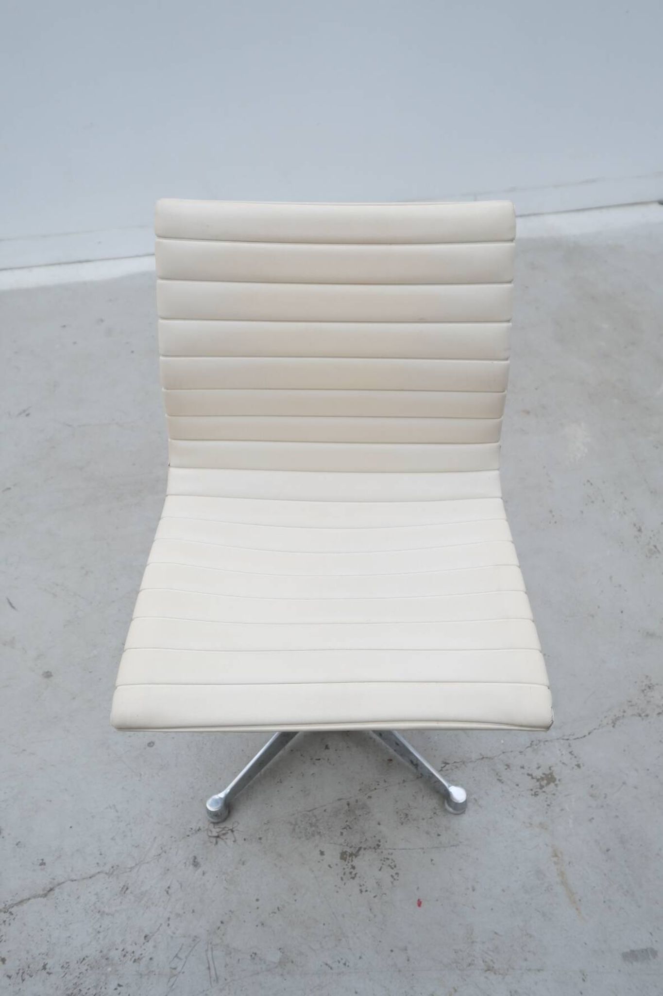 Charles & Ray Eames "EA 105" chairs for Herman Miller in leather, 1970