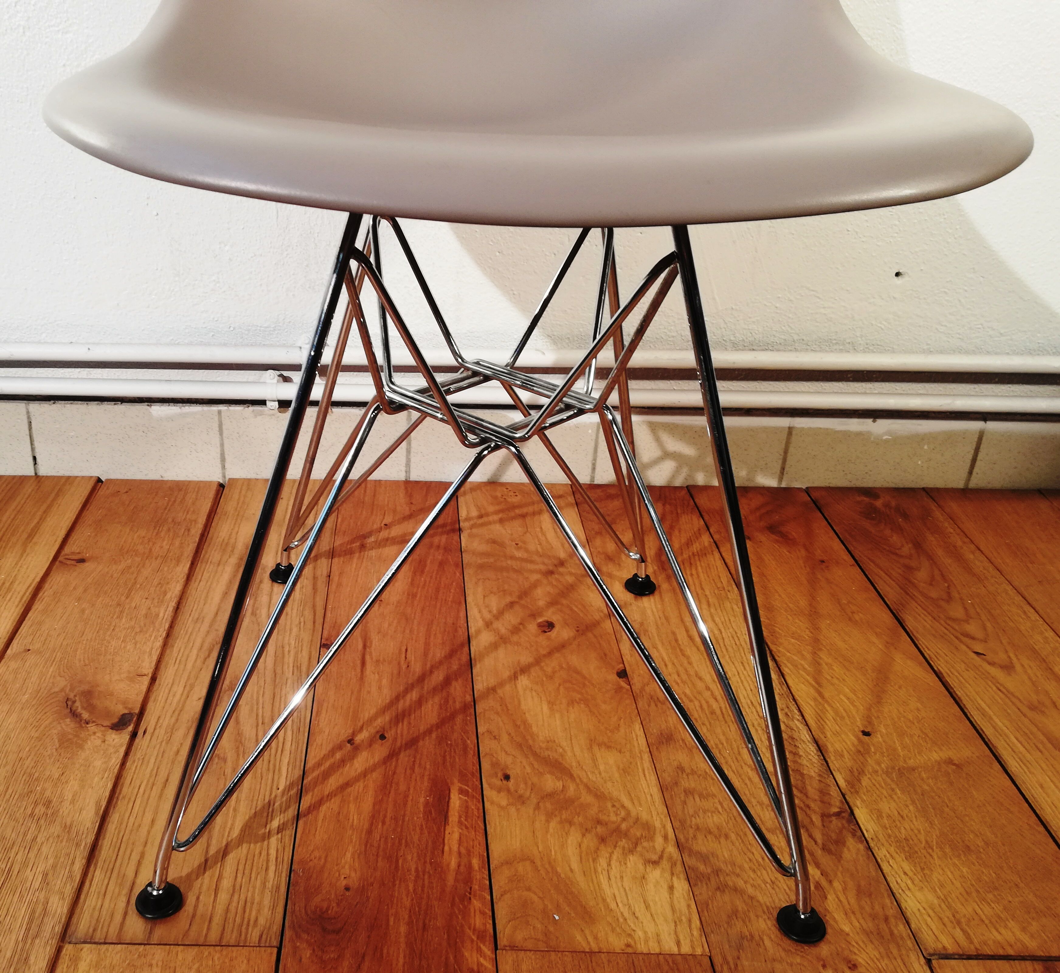 DSR chair by Charles & Ray Eames edit by Vitra