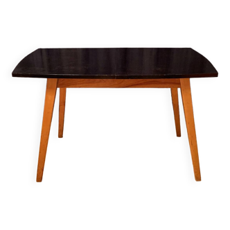 Table type 1326 conçue par Stanisław Lejkowskie et Wacław Leśniewski, Pologne, 1962