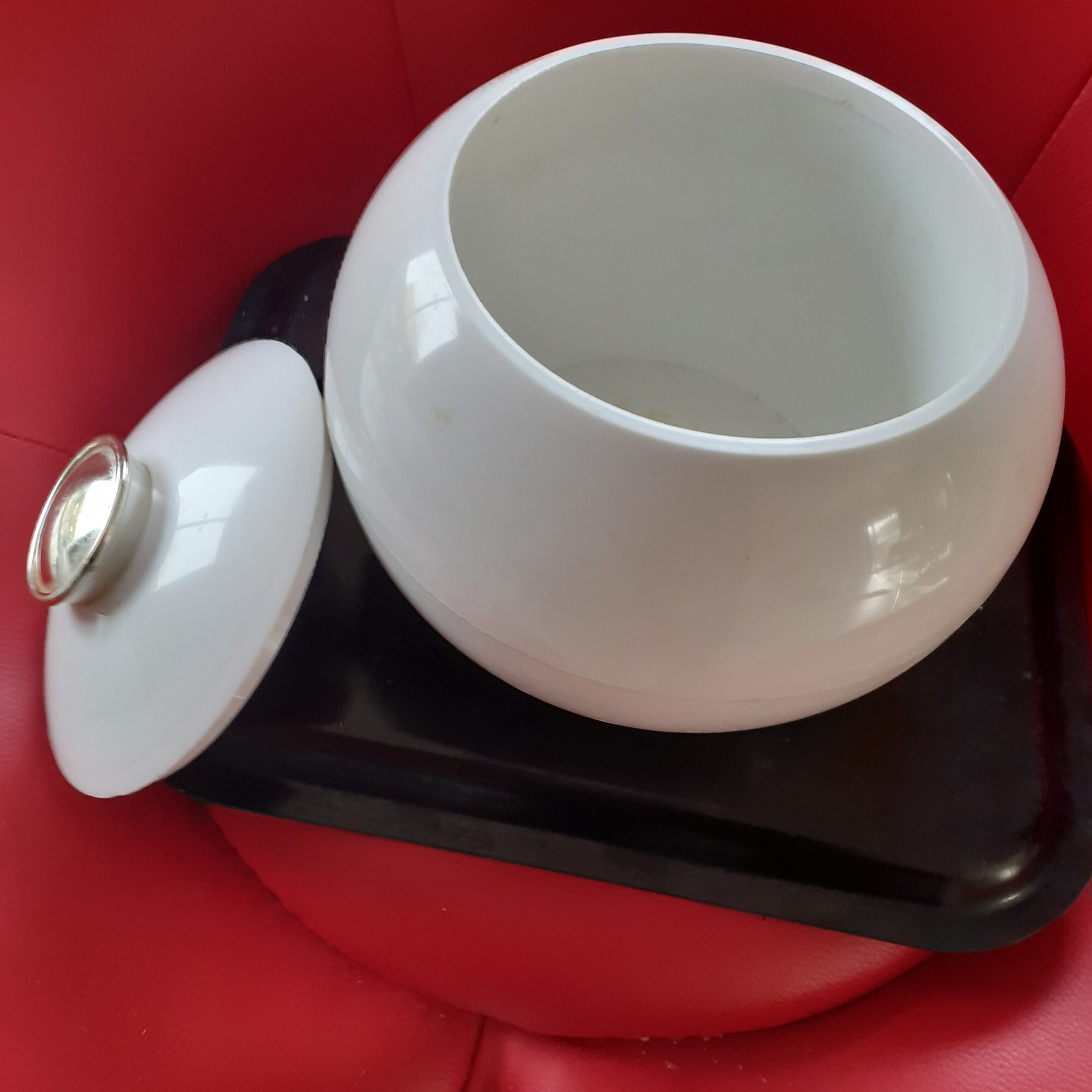 White ball ice bucket 1970