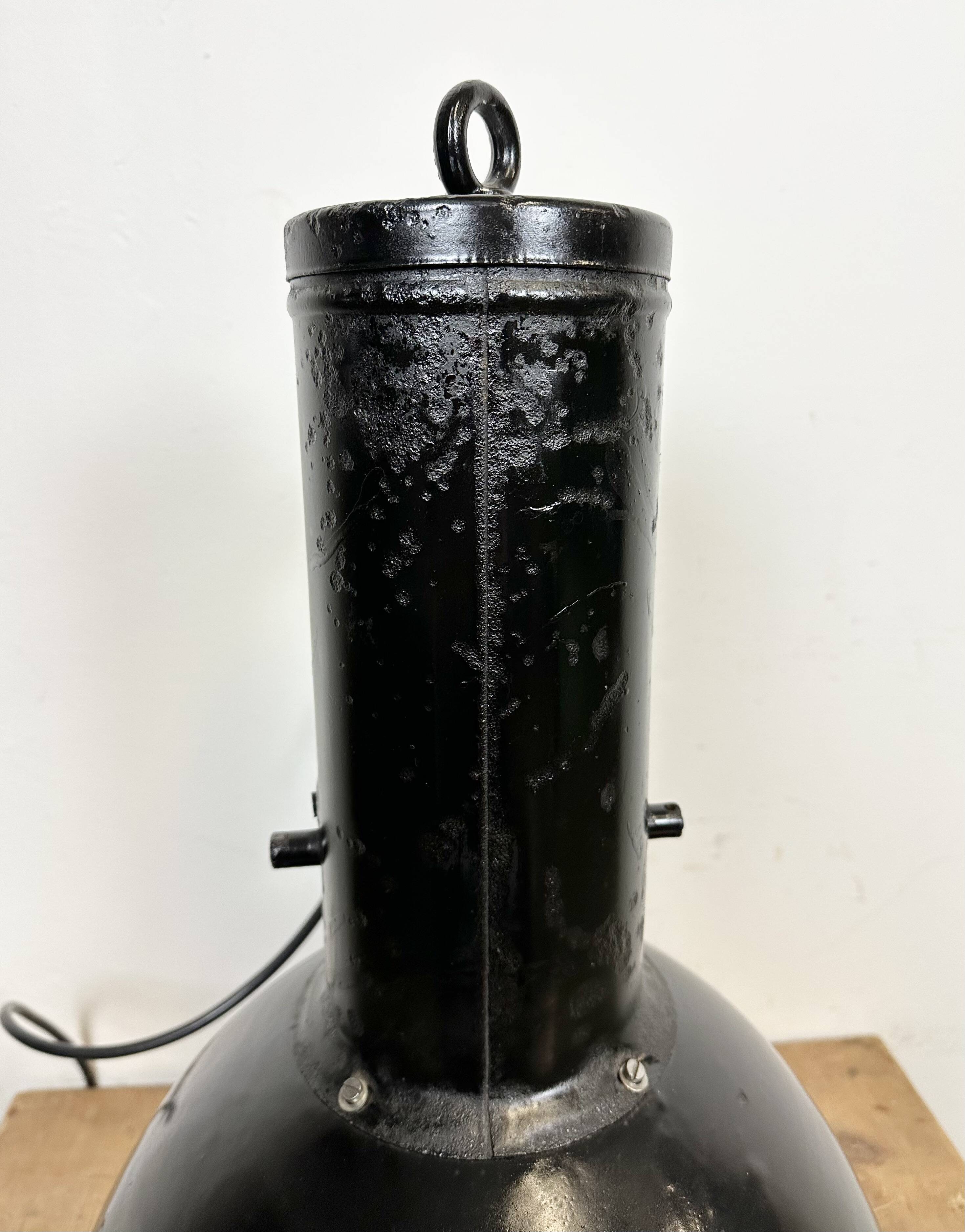 Suspension industrielle en émail noir, 1950s