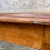 Ancienne table bistrot ovale en bois massif teinte claire  Dimensions 220 cm x 88 cm