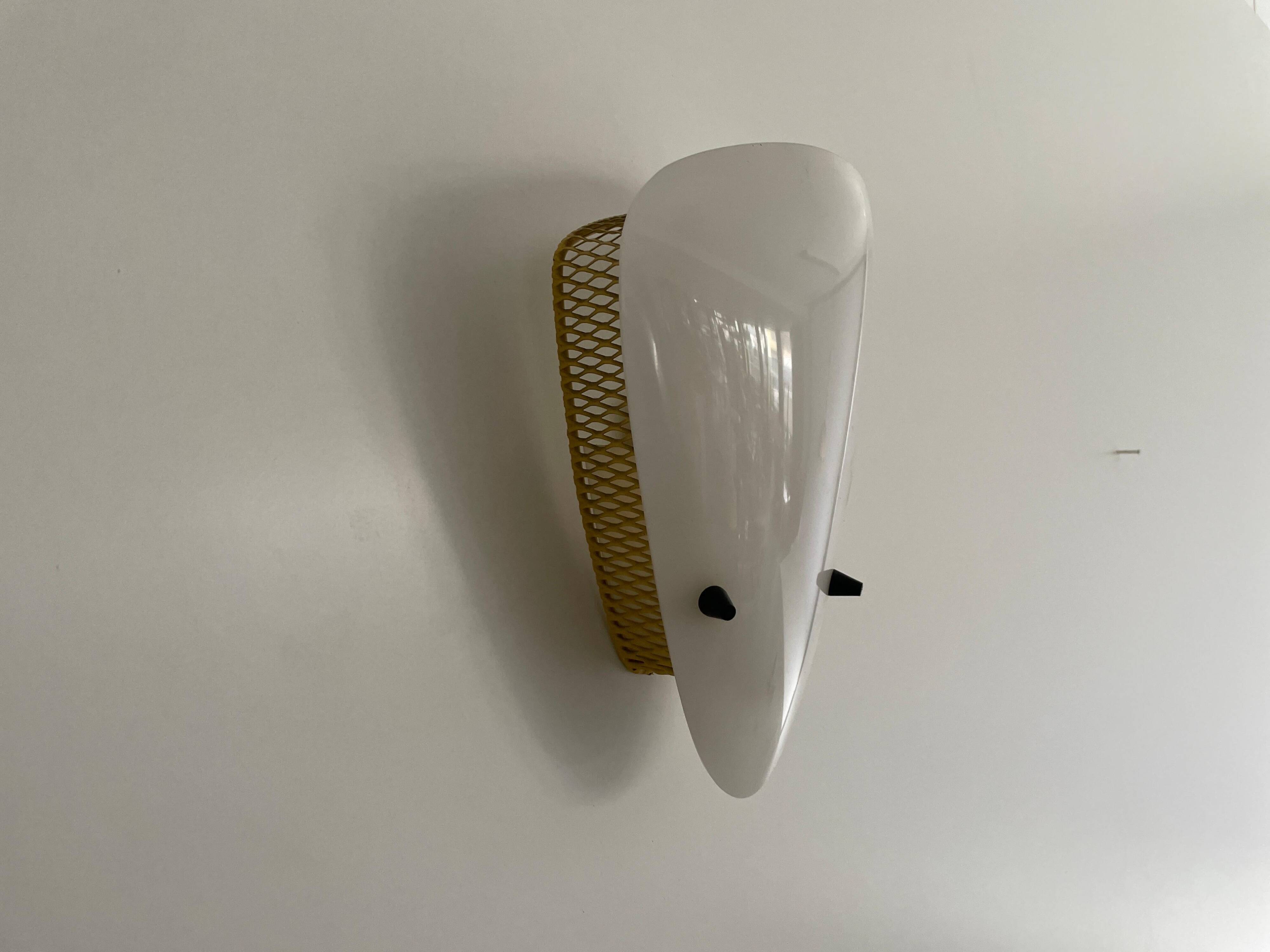 Applique simple du milieu du siècle en plexiglas blanc et métal jaune, années 1950, Allemagne