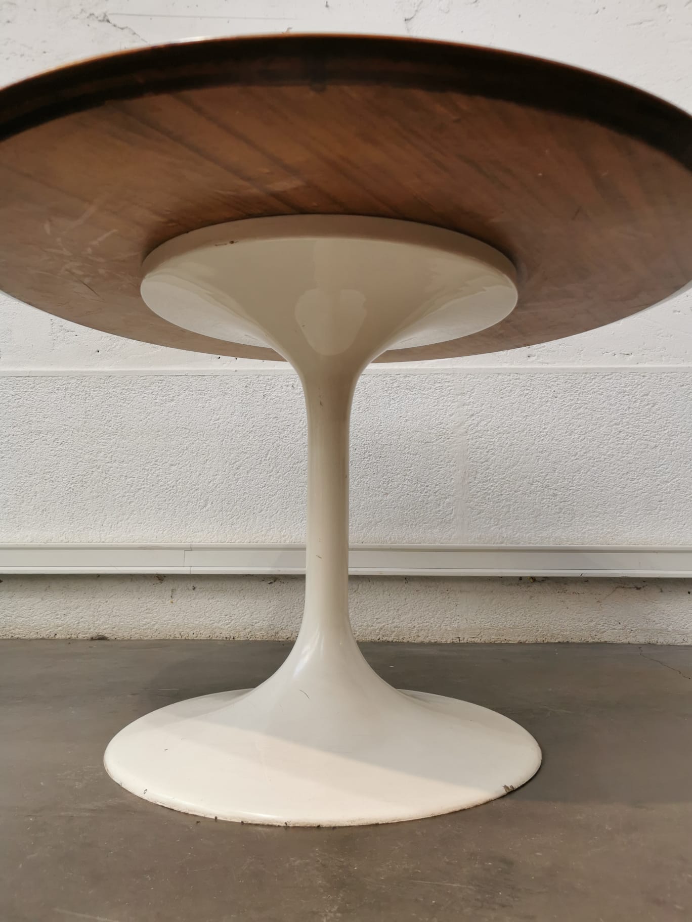 Round table tulip foot