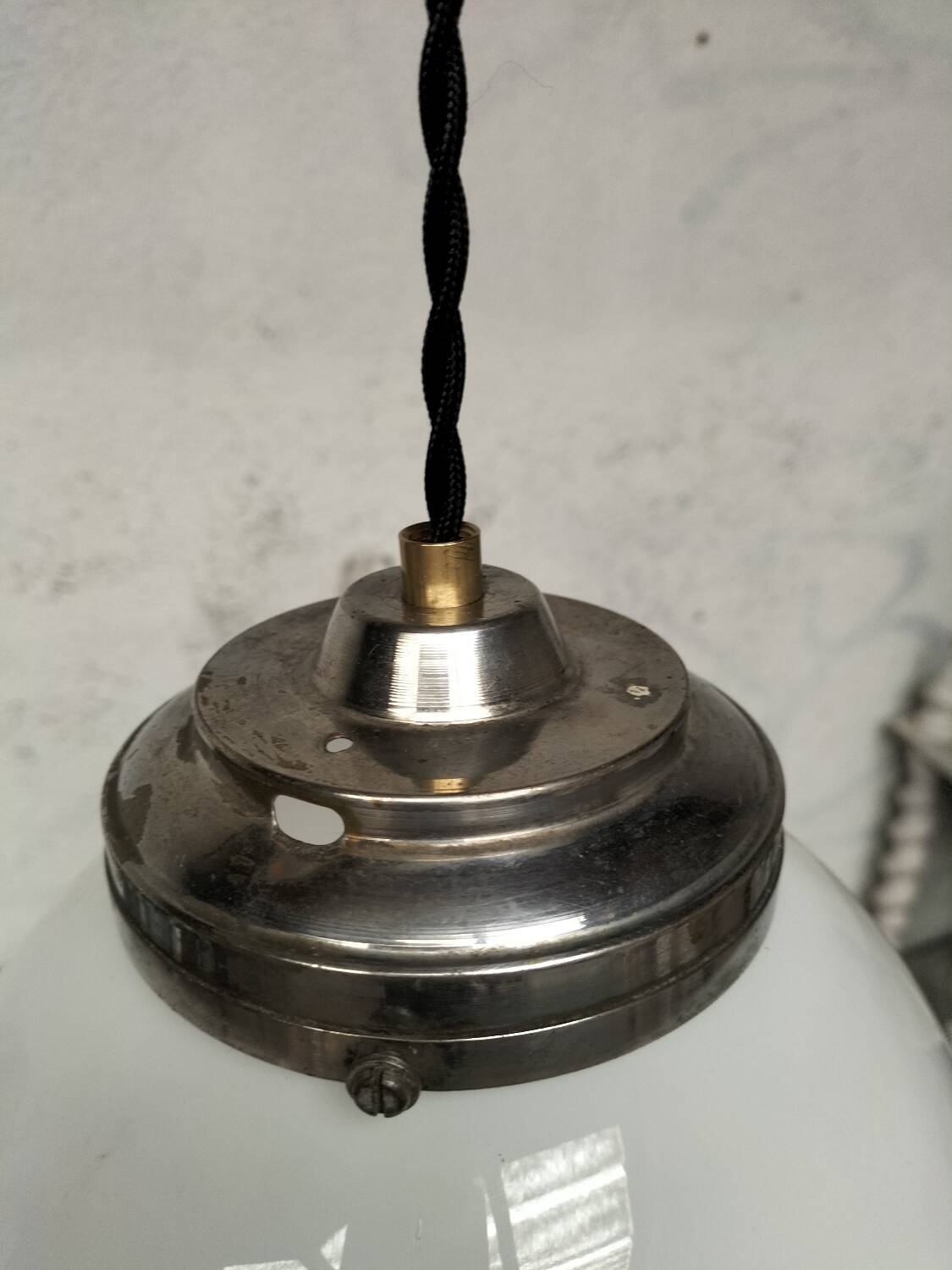 Opaline ball suspension