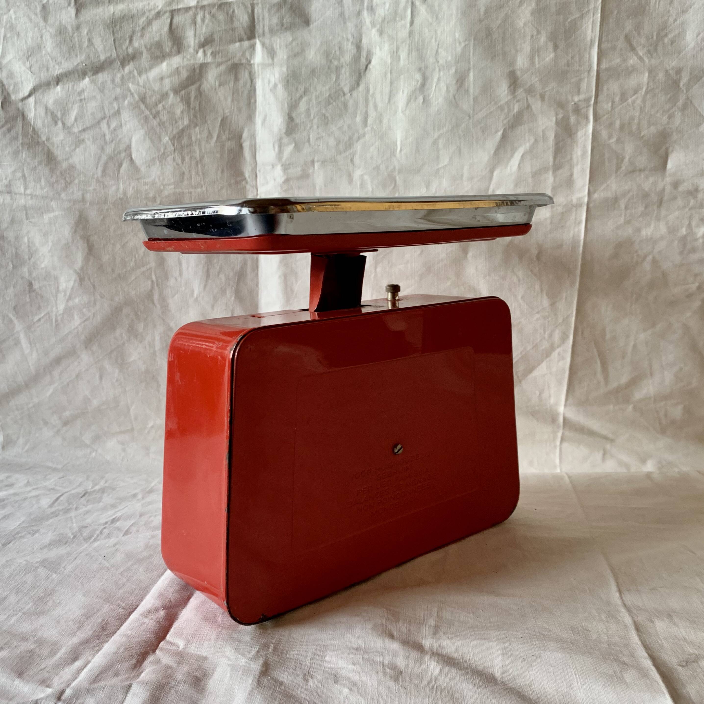 Stube vintage red lacquered metal kitchen scale - force 10