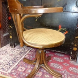 Fauteuil de bureau en bois courbé pivotant assise cannée