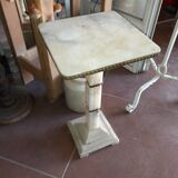 Pedestal table