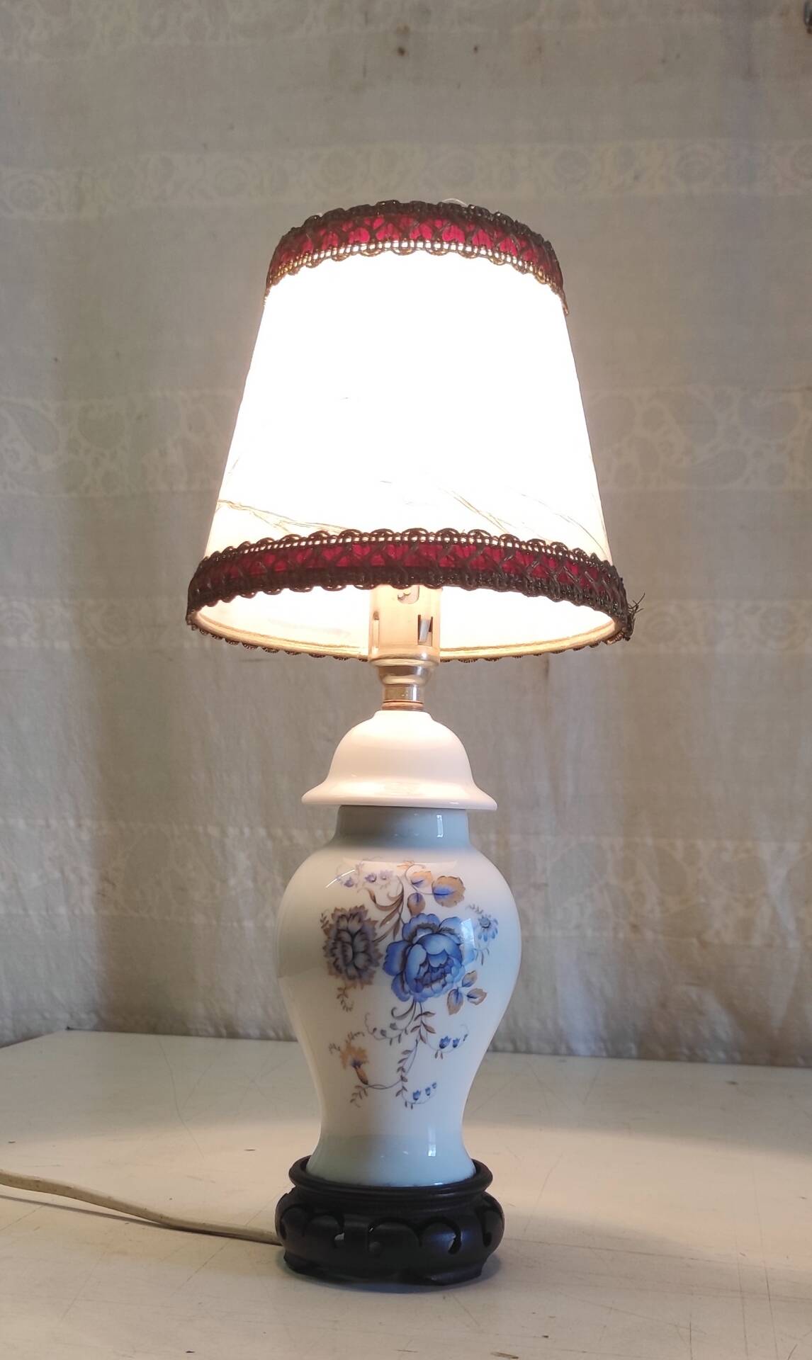 Table lamp in porcelain with floral decoration - mid 20th century.