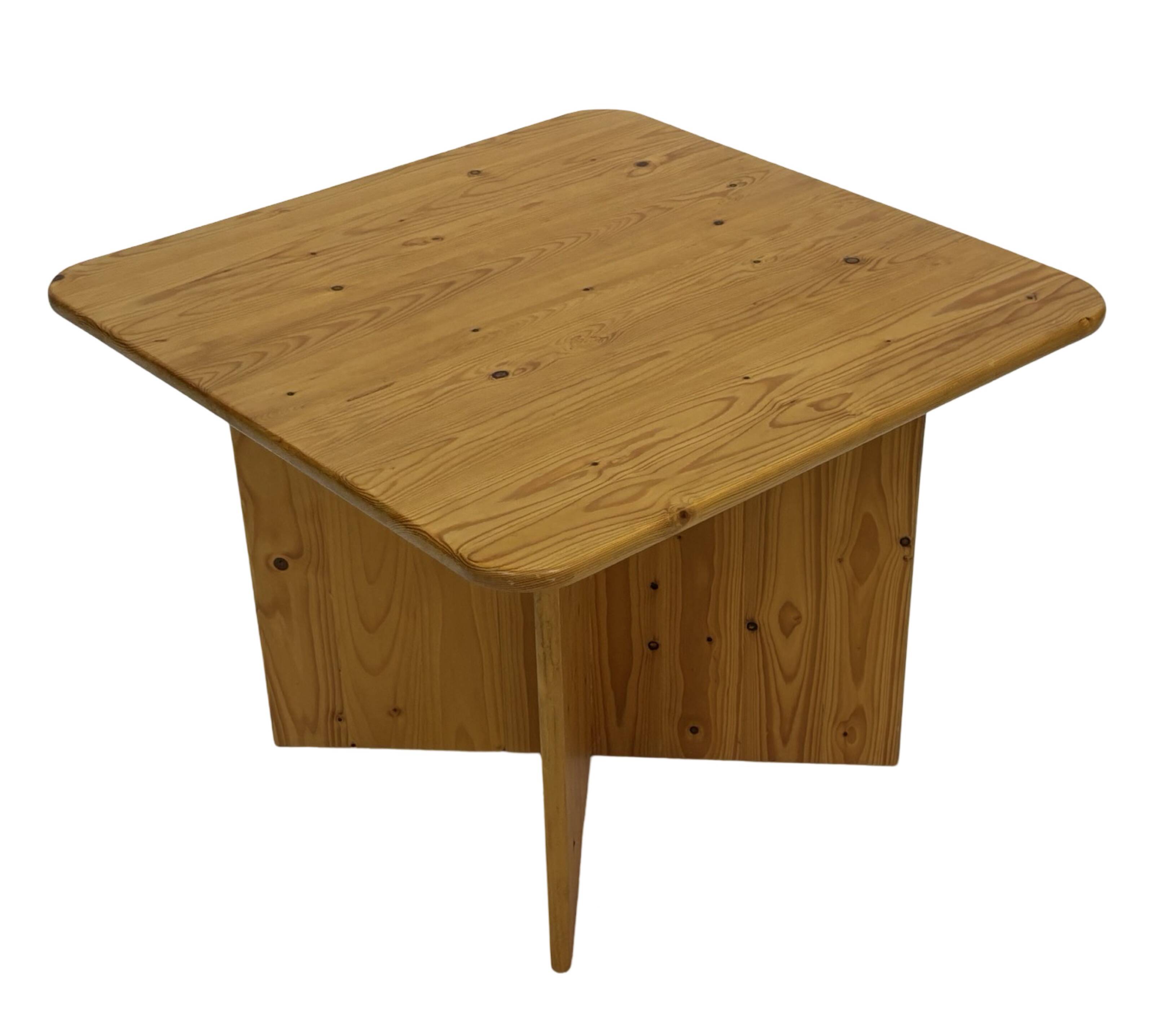 Table basse / table d'appoint vintage en pin au design organique minimaliste