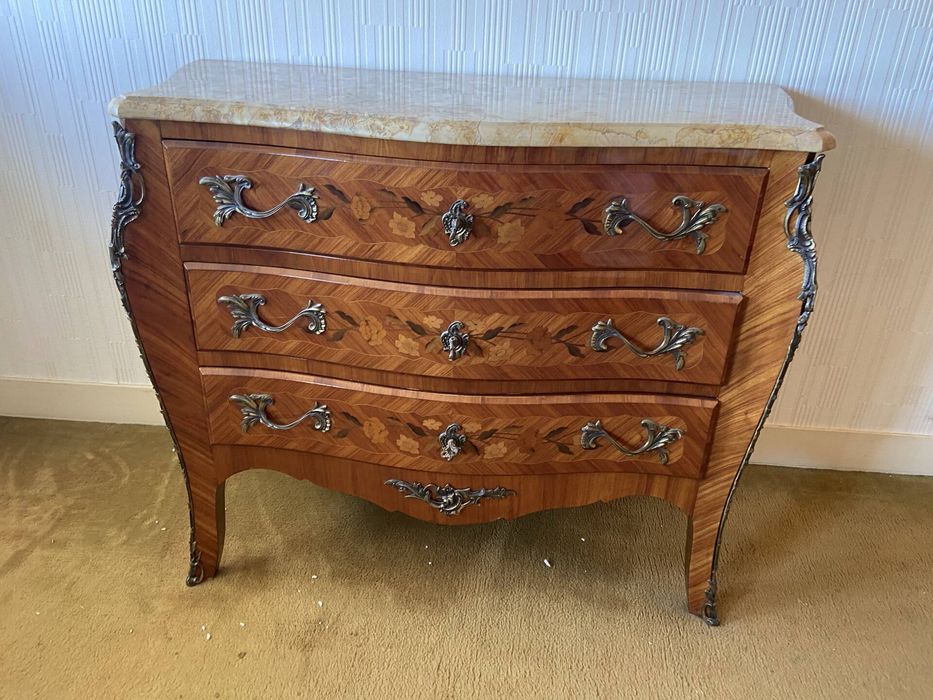 Commode de style louis xv en bois de rose début 20 eme