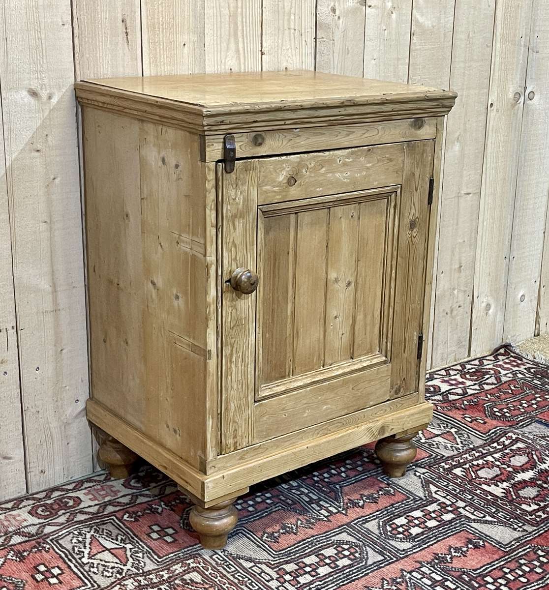 English jam maker furniture of the nineteenth century in fir