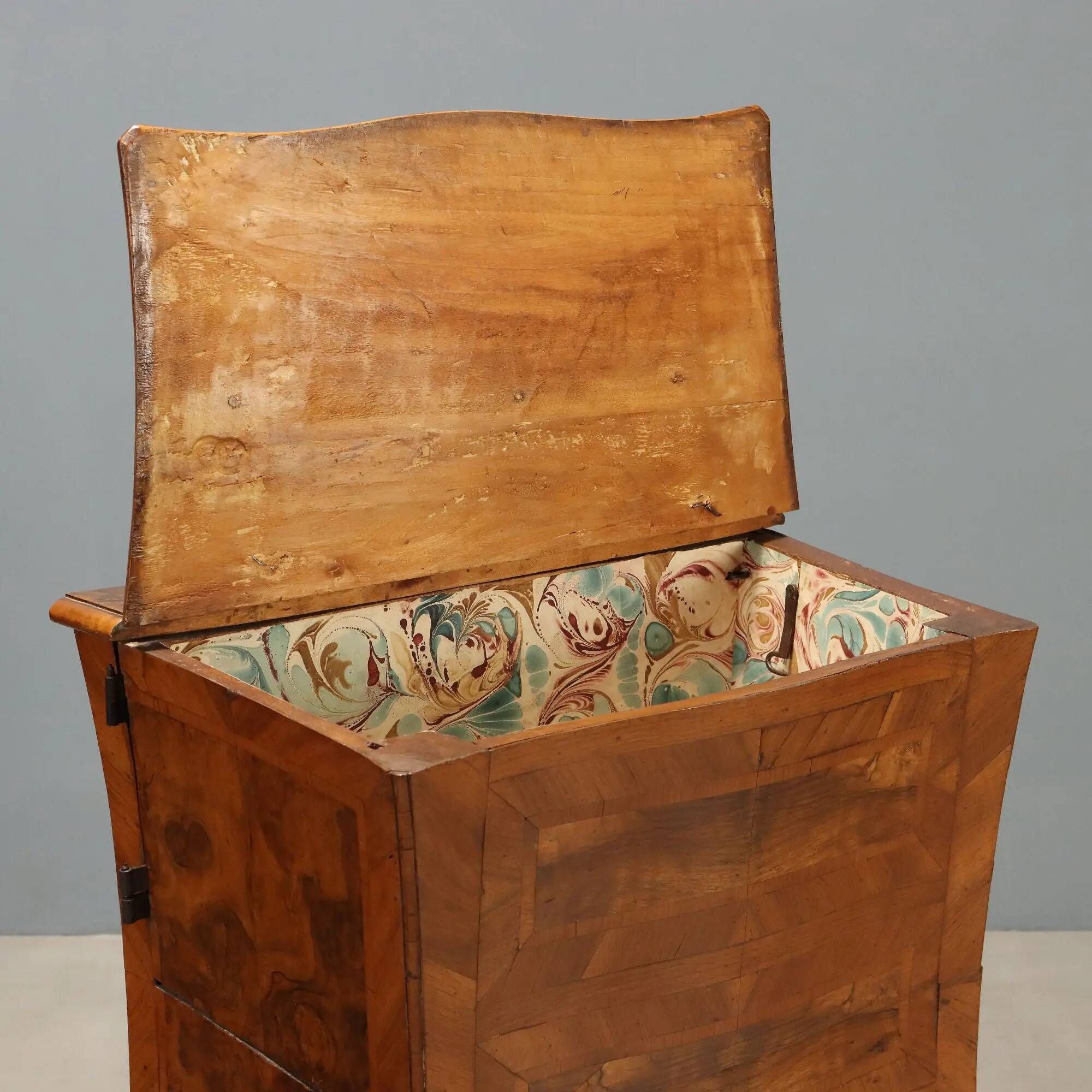 Ancient Baroque cabinet in walnut and cherry wood, Italy, 18th century.