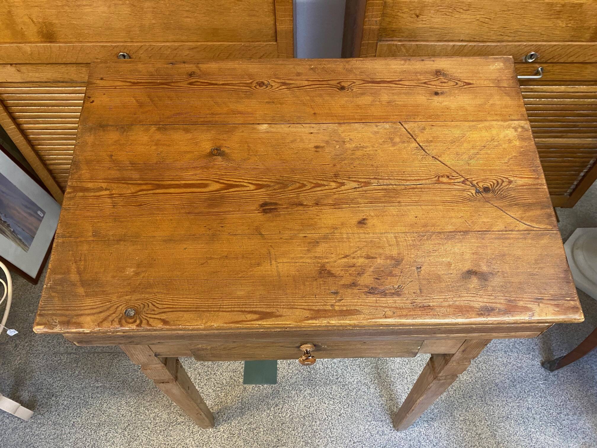 Desk desk in pitchpin early 20th century with drawer
