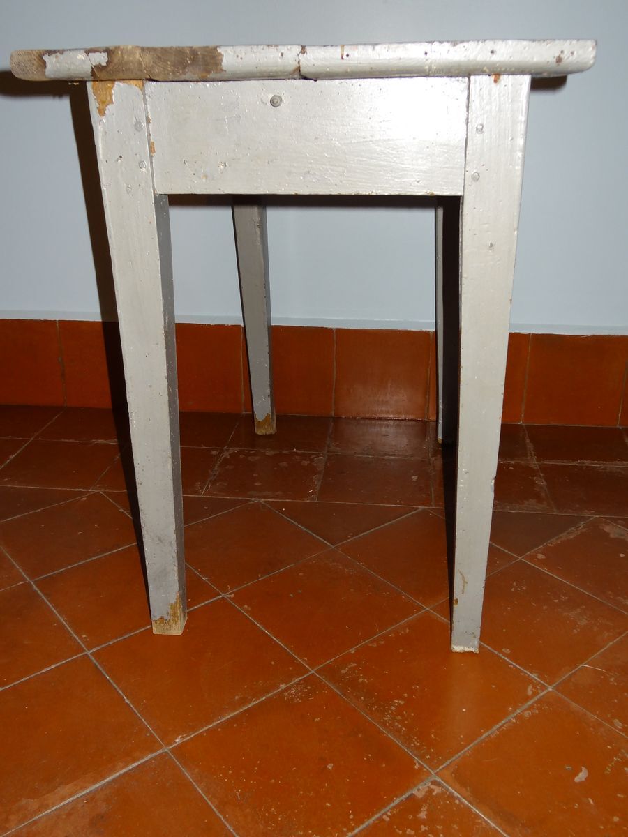 80 x 52 cm side table