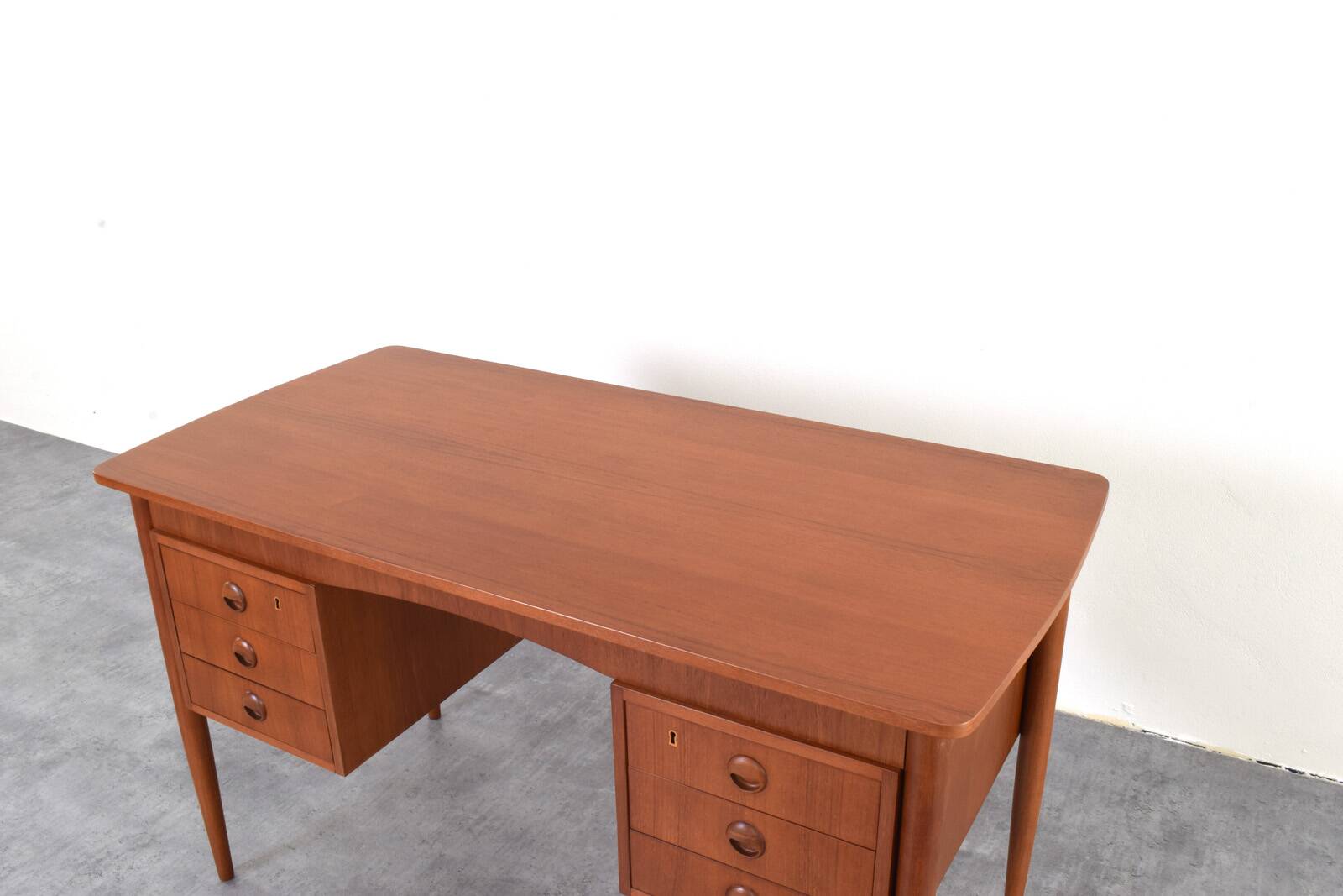 Bureau en teck danois des années 1960.