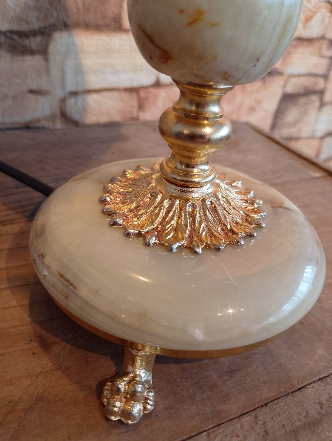 Sell a prestigious lamp made of genuine Onyx and chiselled gilded bronze.