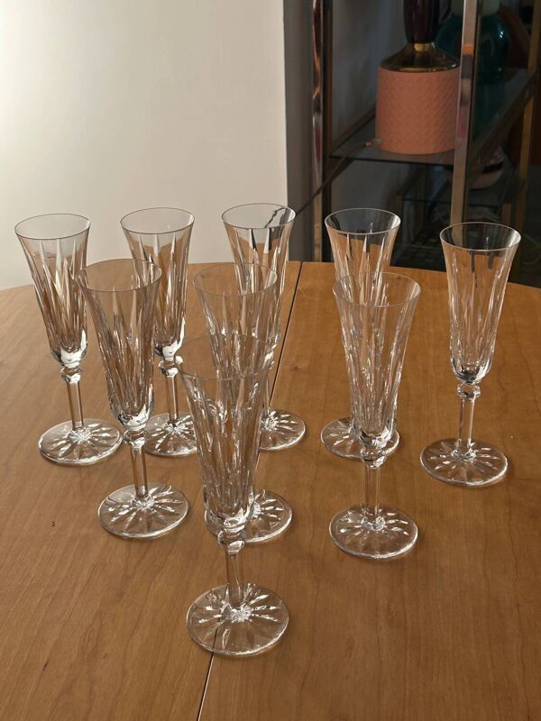 9 flûtes à champagne en cristal taillé Saint Louis