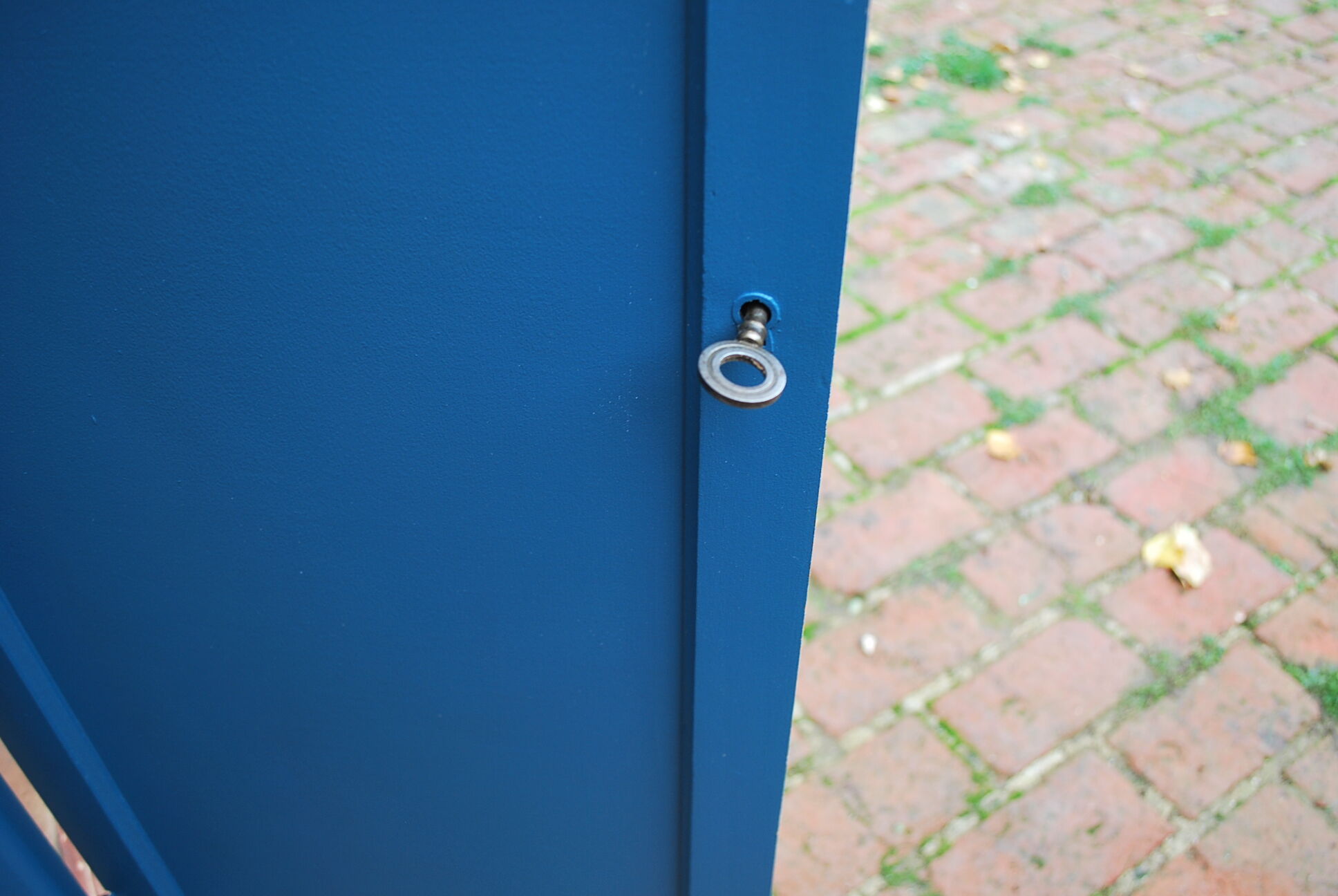 Asymmetrical cabinet