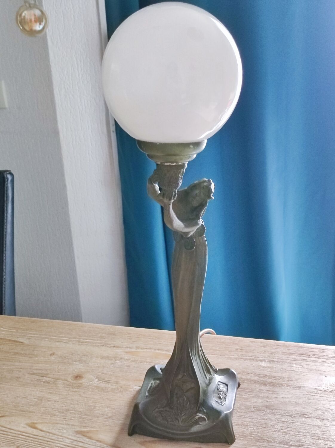 Women's statuette lamp