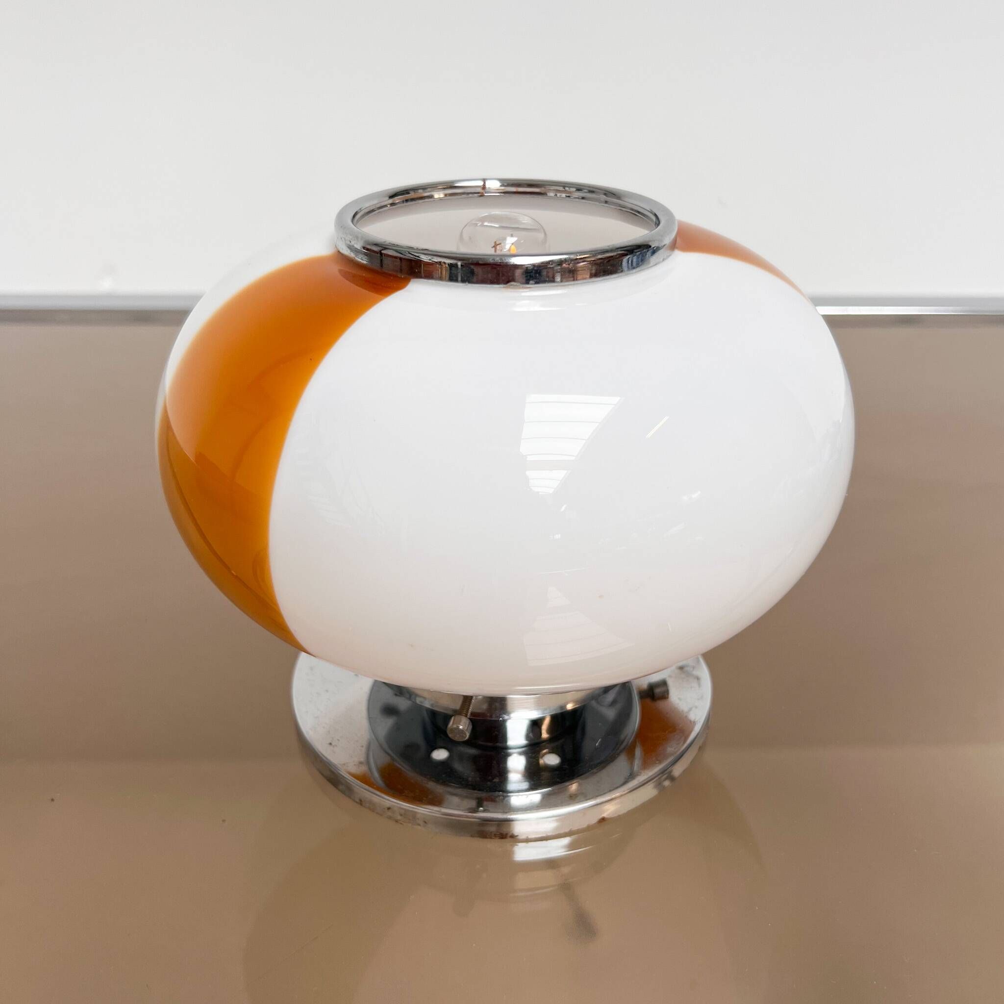 Lampe de table en verre opale italienne, années 1960
