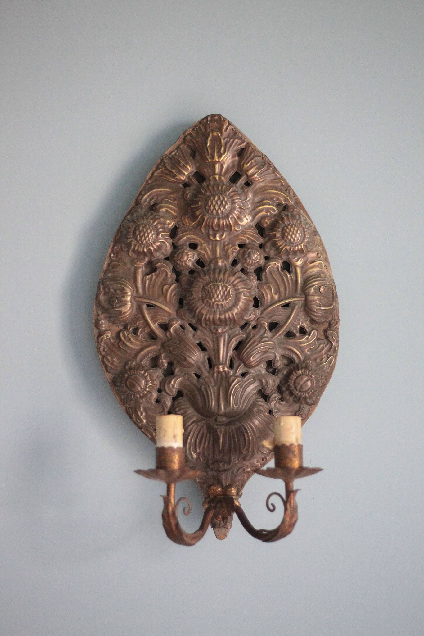 Paire d'appliques laiton repoussé motifs florales, lampe murale, applique